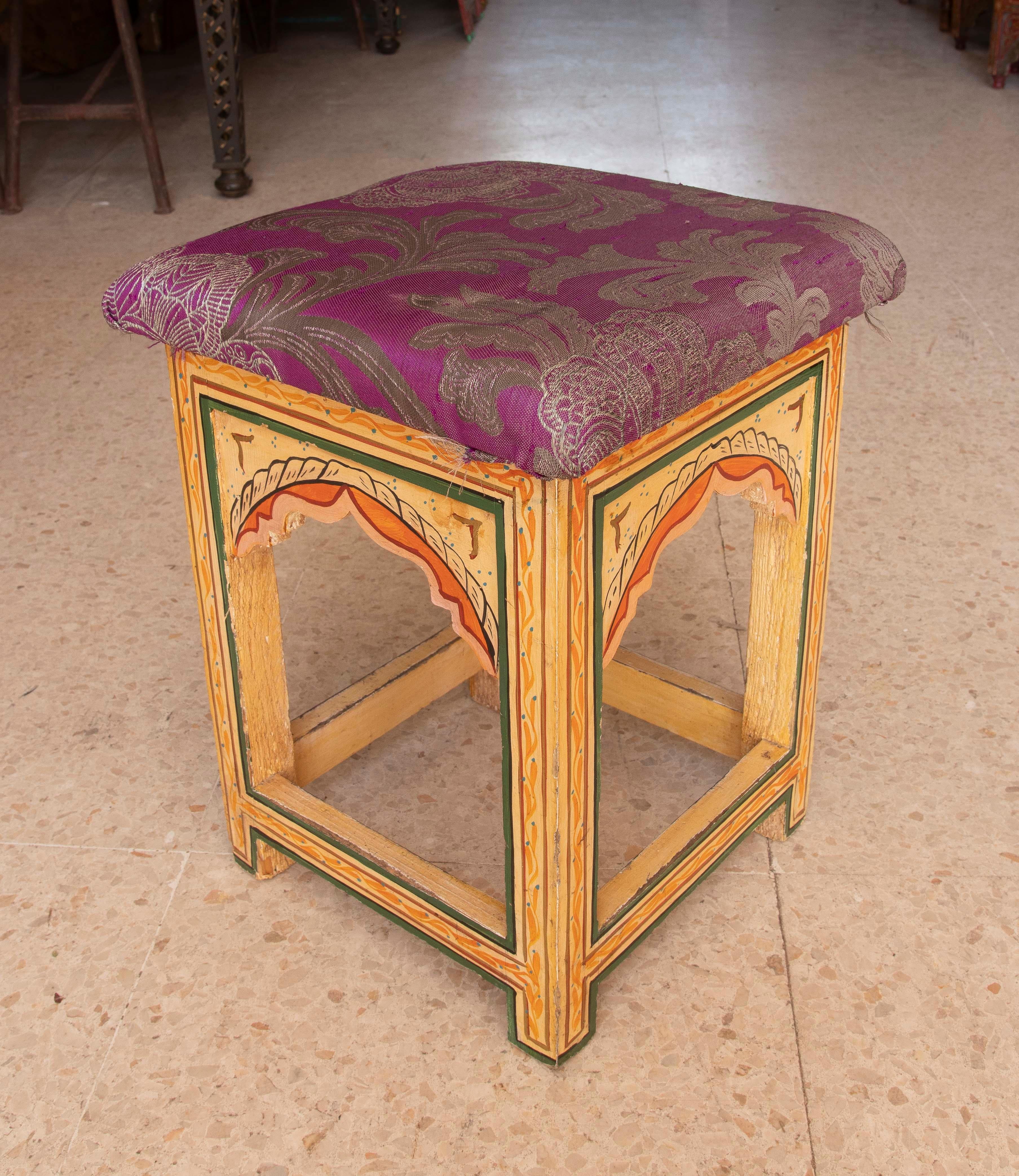 Marocain Paire de tabourets en bois de style mauresque peints à la main dans des tons ocre en vente
