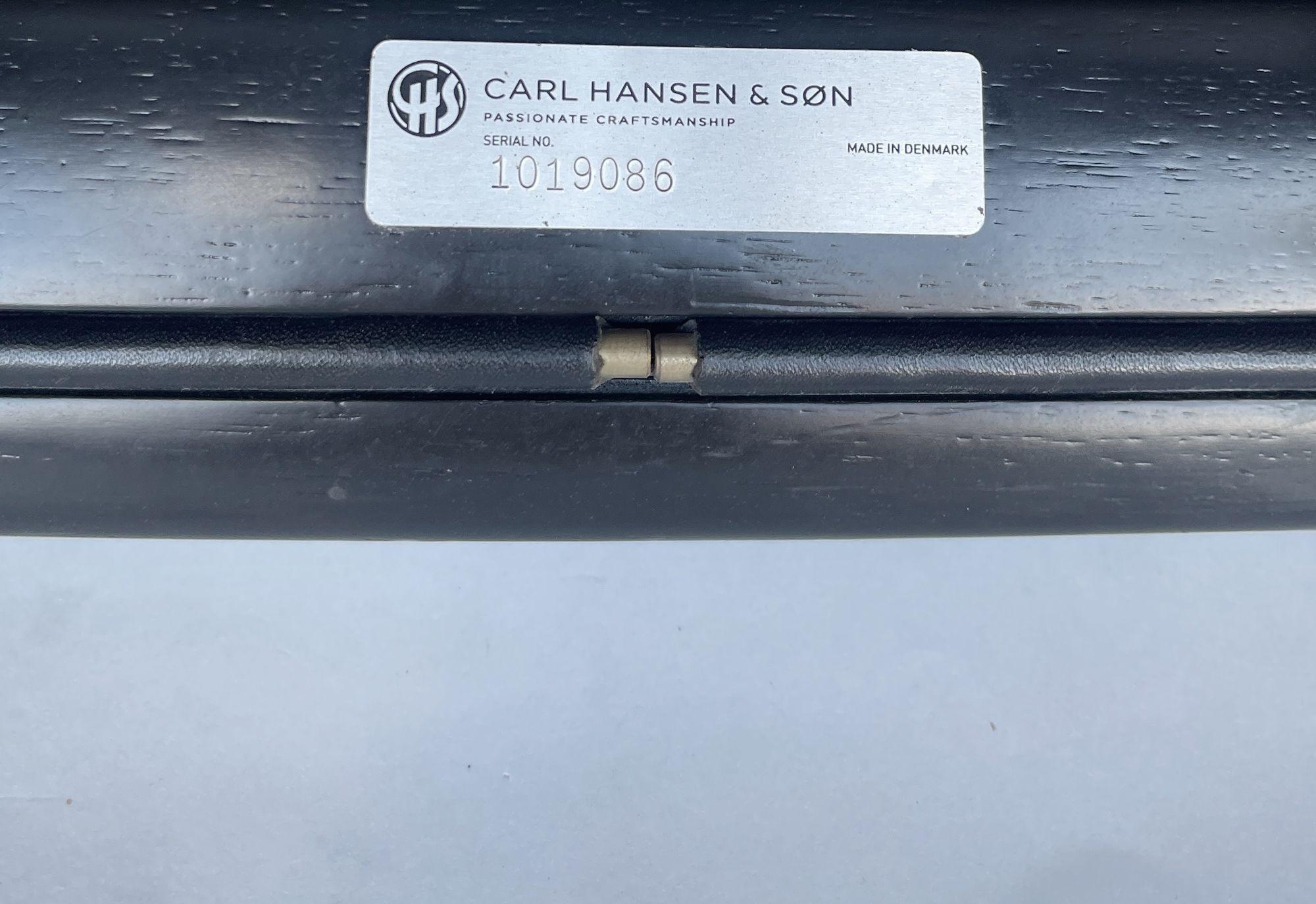 Paire de tabourets en bois avec sièges en cuir de Carl Hansen & Son.
 
Fabriqué au Danemark.
 
Numéro de série 1019086.