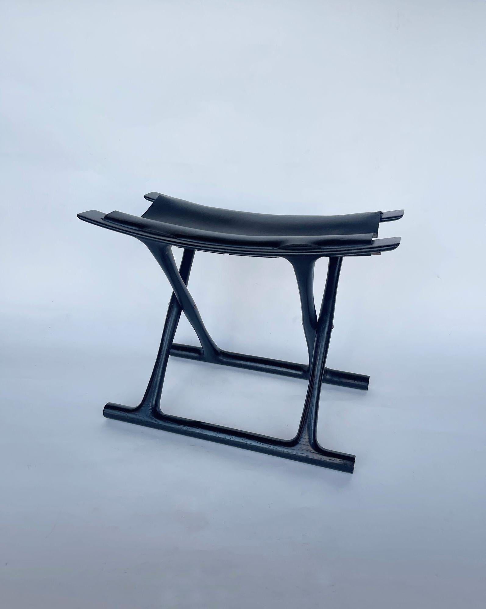 Cuir Paire de tabourets en bois avec sièges en cuir par Carl Hansen & Son en vente