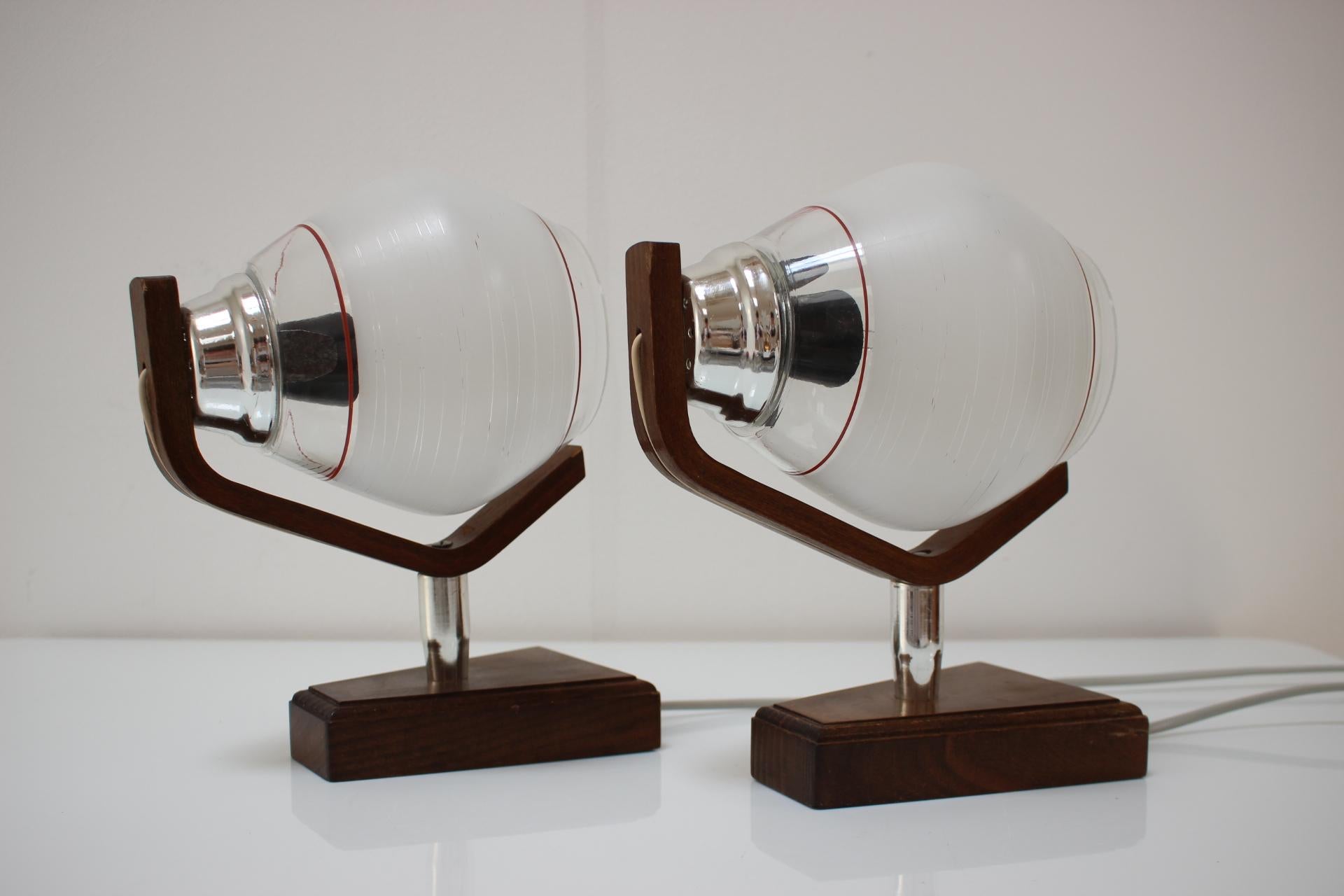 Ein Paar Wand-/Tischlampen, hergestellt von Drevo Humpolec in den 1940er Jahren, Tschechoslowakei.
Hergestellt aus Holz und Glas.
Aufpoliert, gereinigt, mit leichten Gebrauchsspuren.
Vollständig funktionsfähig.
