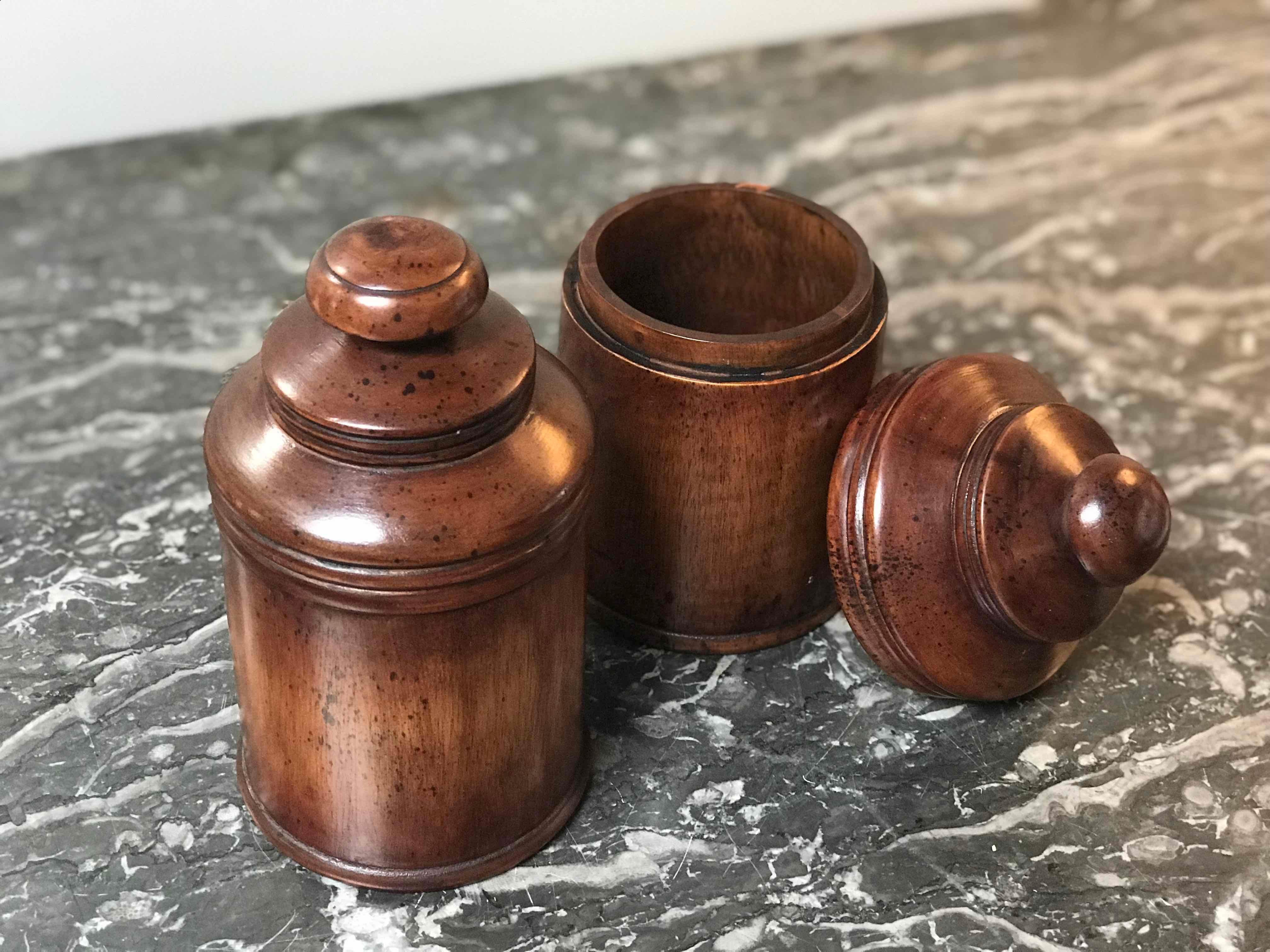 Pair of Wooden Treen Pots with Lids from Late 19th Century England In Good Condition In Los Angeles, CA