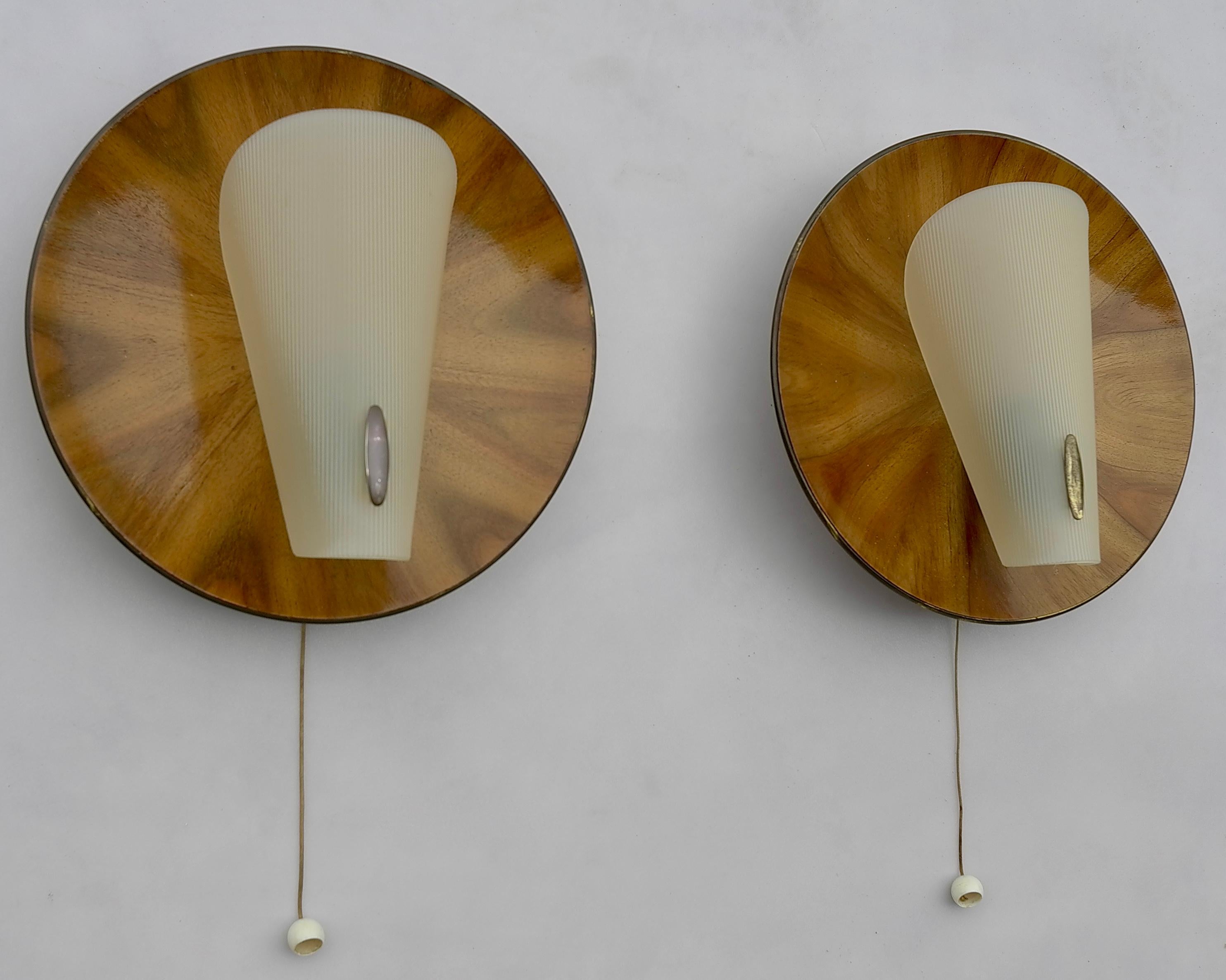 Pair of wooden wall bed lamps with fine brass details, Italy 1950s.