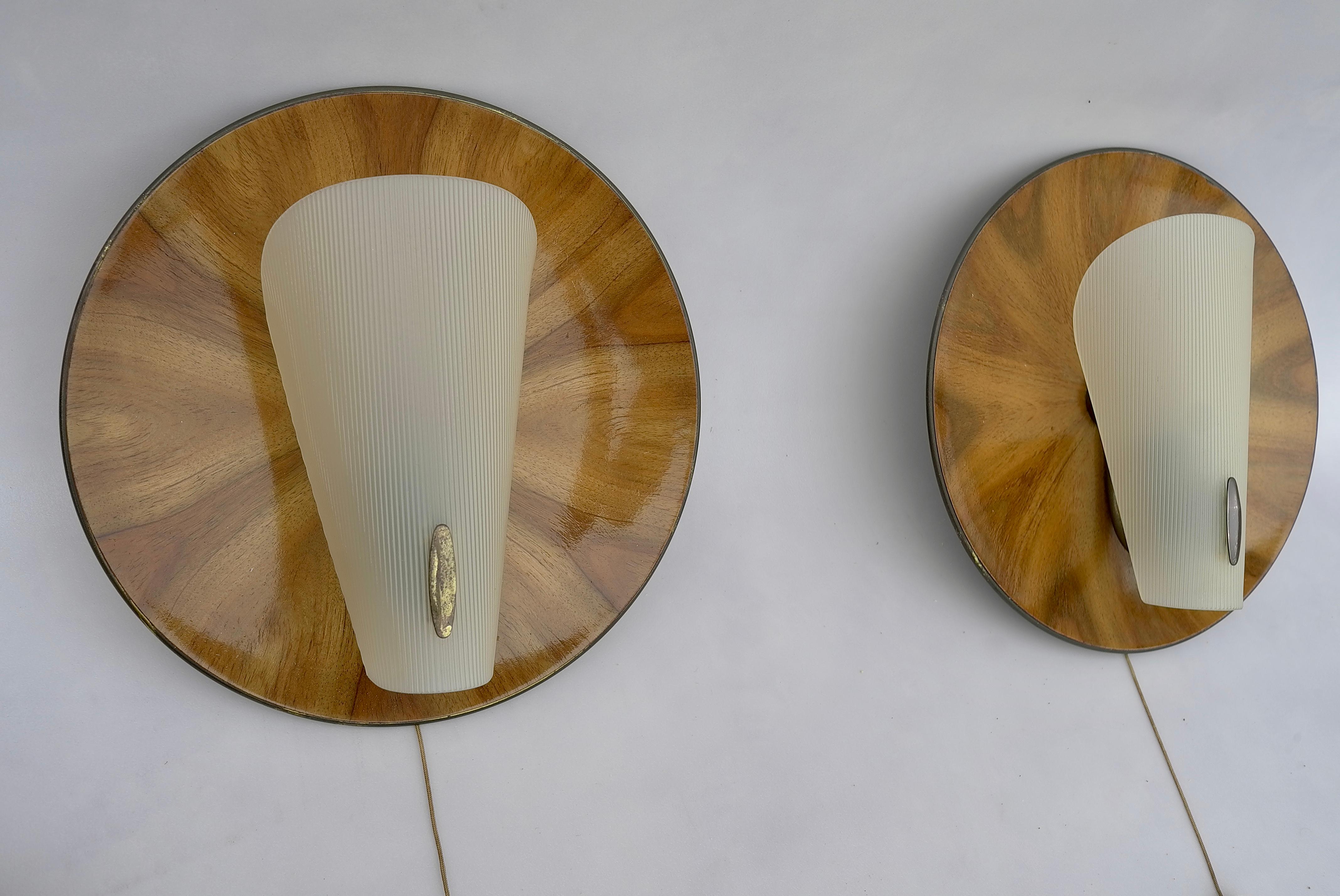 Mid-Century Modern Pair of Wooden Wall Bed Lamps with Fine Brass Details, Italy, 1950s For Sale