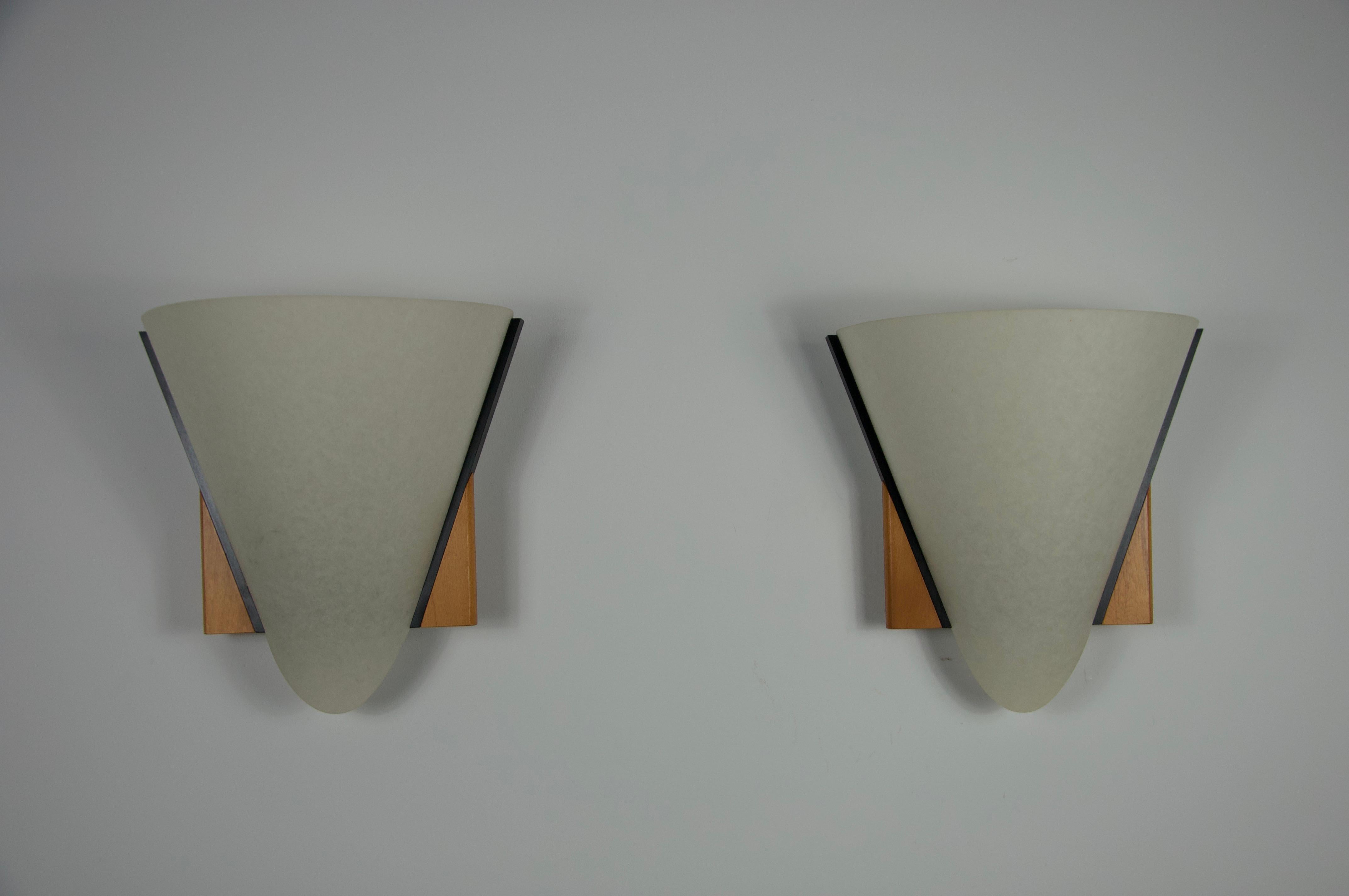 Dieses schöne Paar Domus Wandlampen aus den 1970er Jahren kombiniert natürliche Materialien mit einem zeitlosen geometrischen Design. Die aus hochwertigem Holz gefertigten Lampen verfügen über einen elegant in das Gestell eingefügten Stoffschirm,