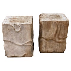 Paire de tables d'appoint en bois de style brutaliste - Tabourets rustiques en bois.