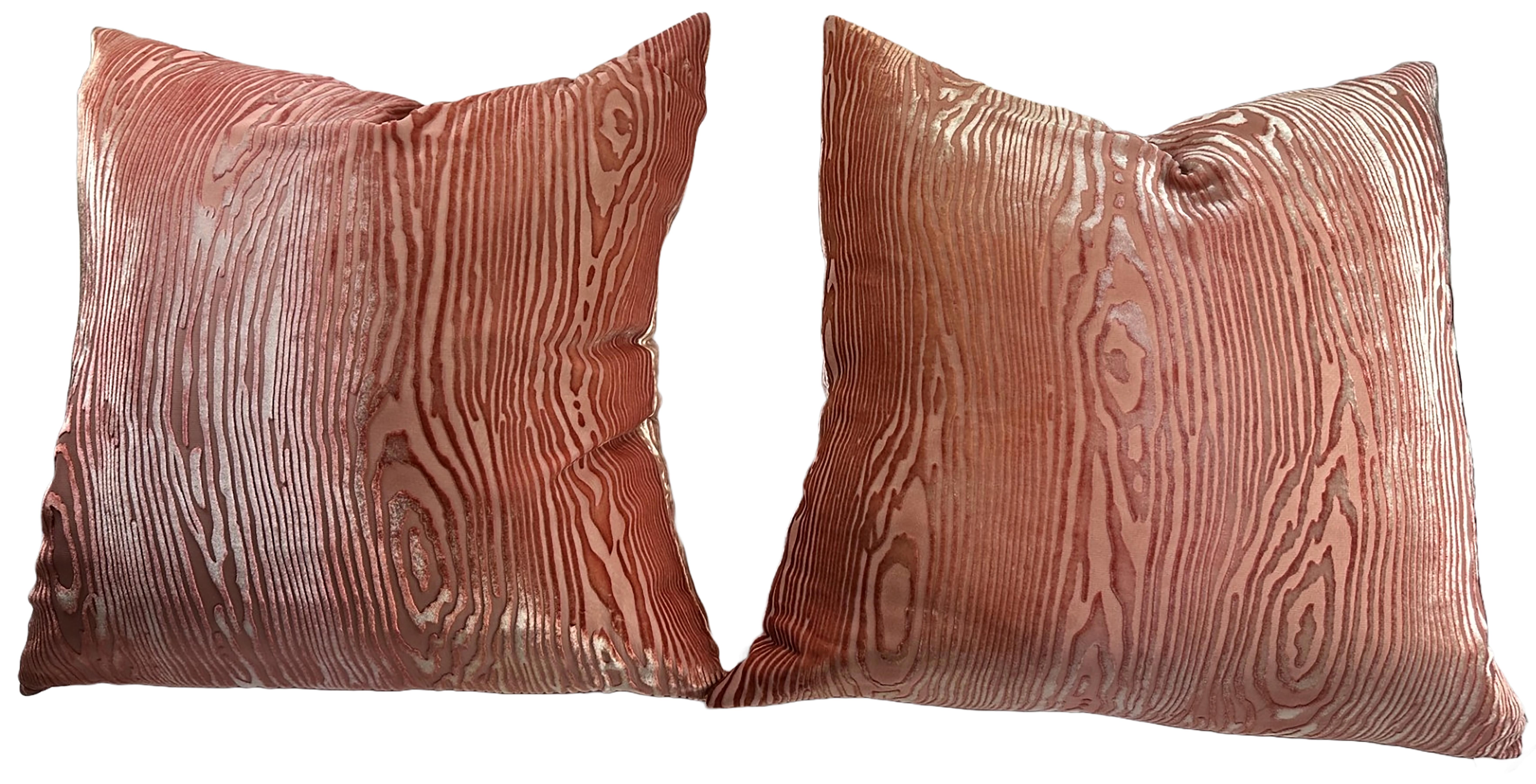 Un encantador par de cojines de terciopelo de madera de mango. Creado por Kevin O'Brien Studio en Pensilvania, EEUU. Siglo XXI.  Estampado de imitación de Bois hecho con terciopelo de seda. Cremallera lateral. Sólo limpieza en seco.

En estado
