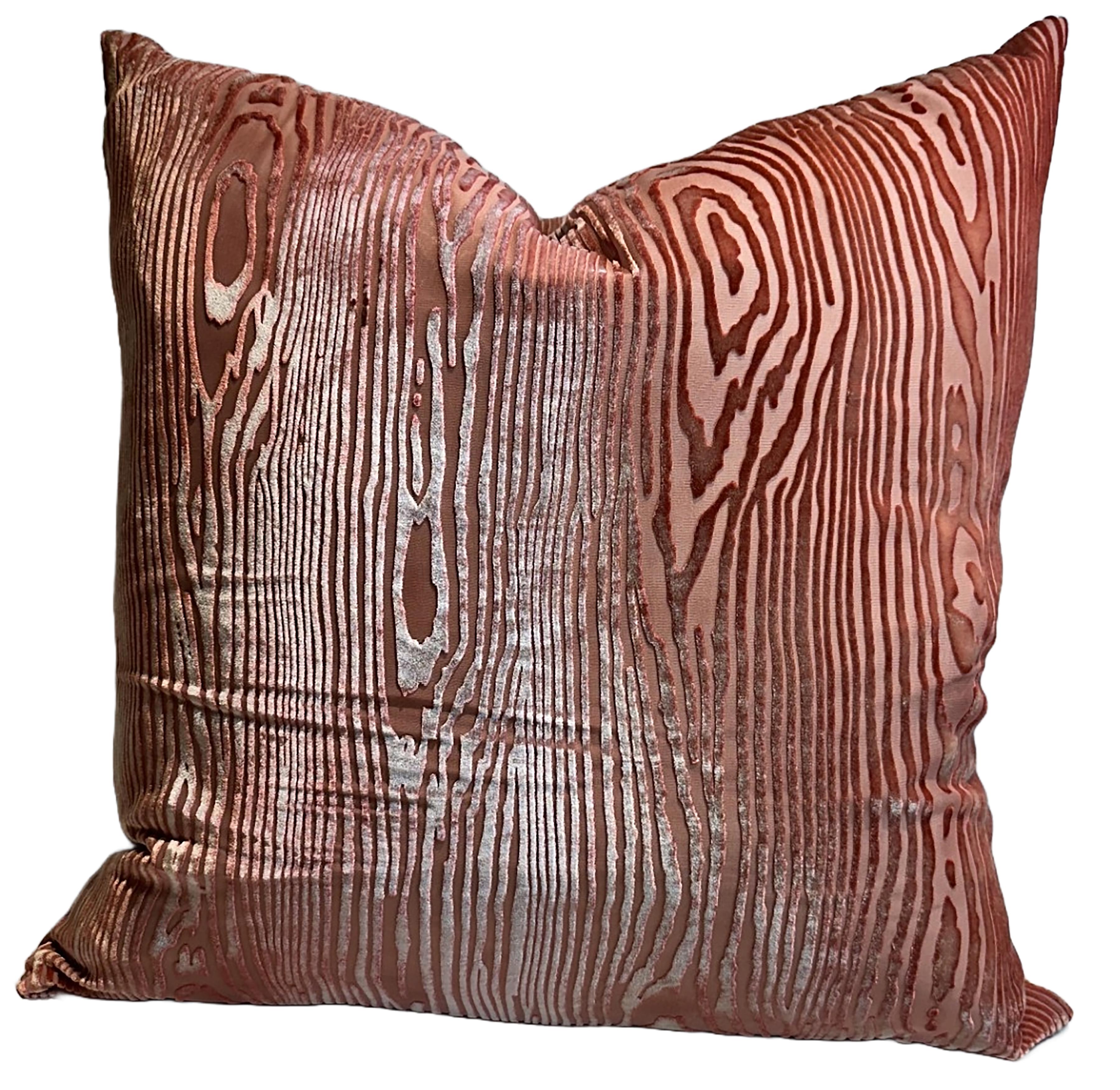 Pareja de cojines de terciopelo de madera de mango de Kevin O'Brien Studio Siglo XXI y contemporáneo en venta