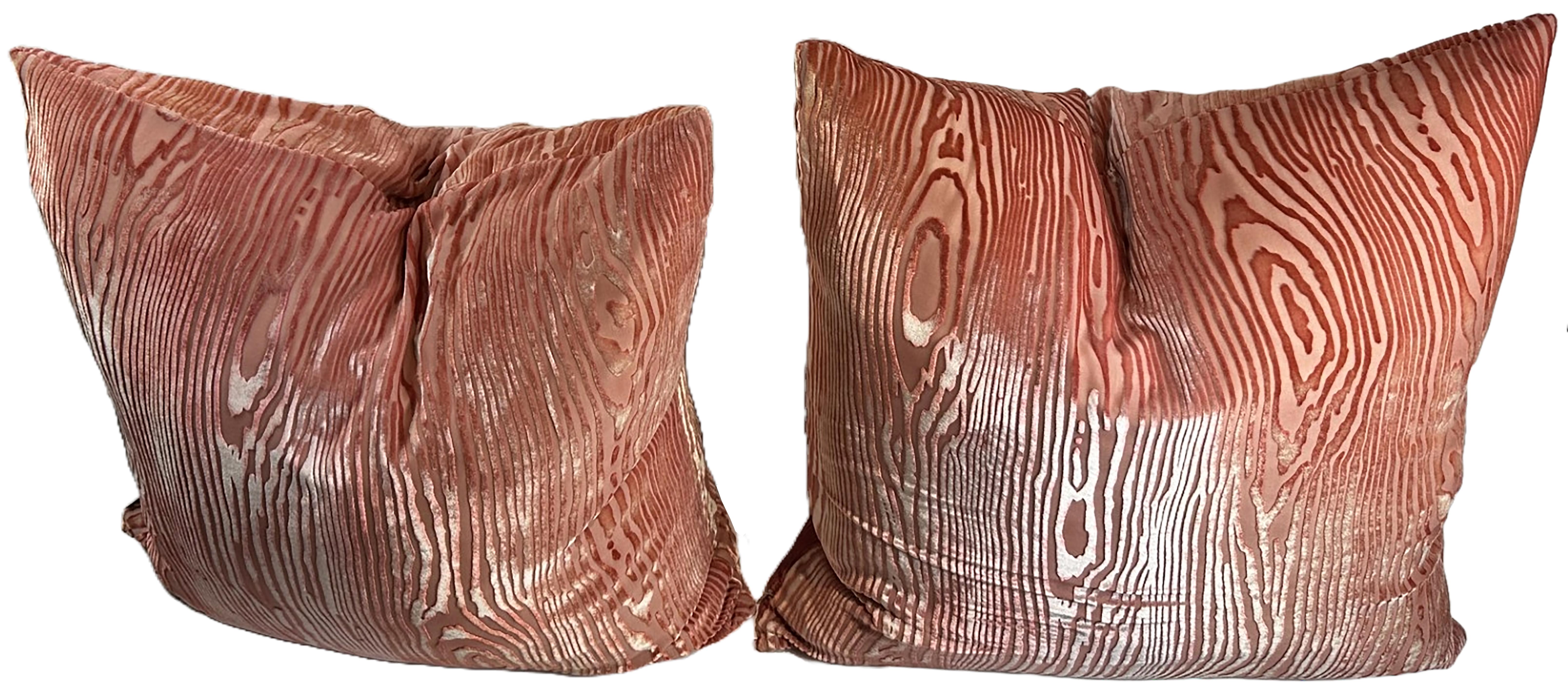Pareja de cojines de terciopelo de madera de mango de Kevin O'Brien Studio Terciopelo en venta