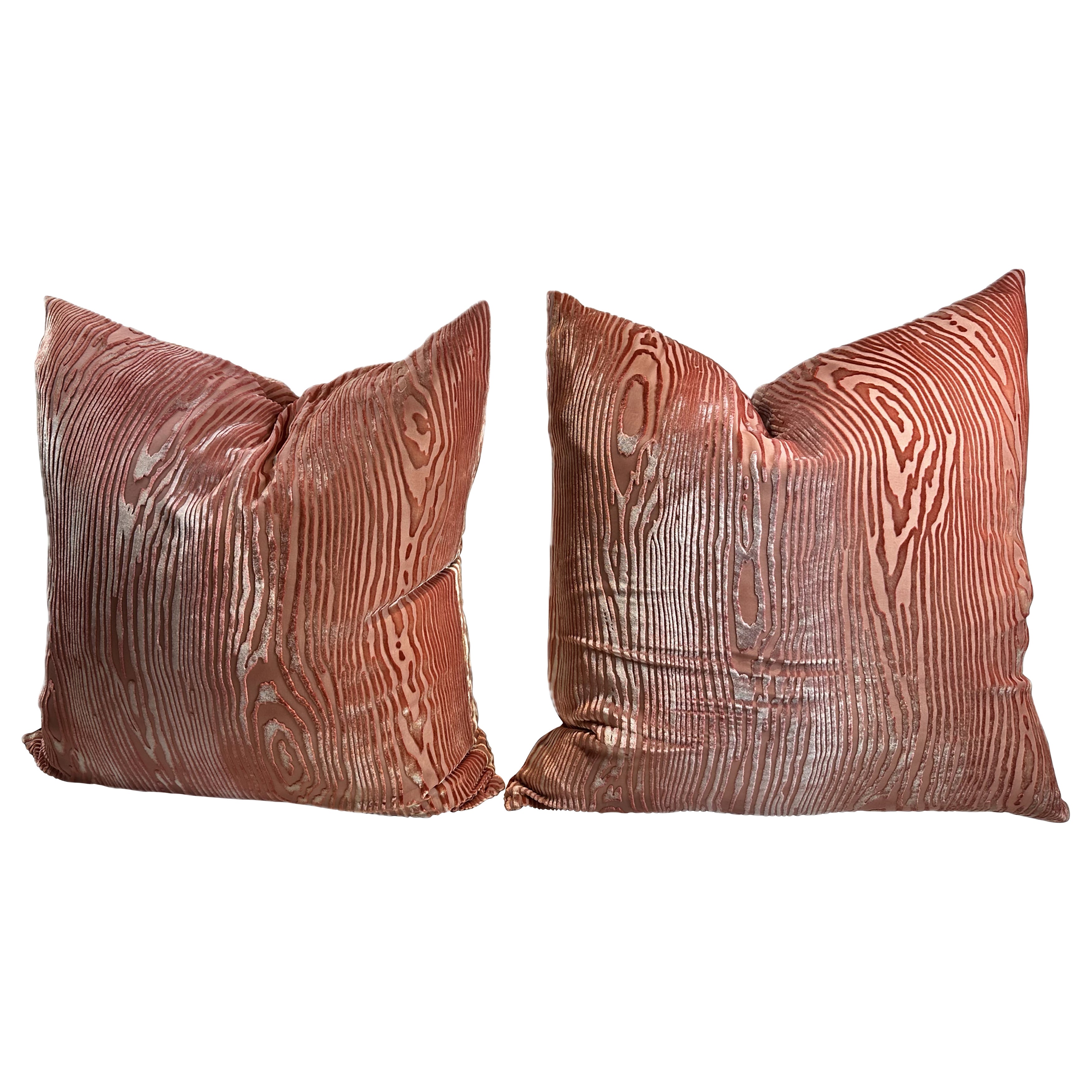 Pareja de cojines de terciopelo de madera de mango de Kevin O'Brien Studio en venta