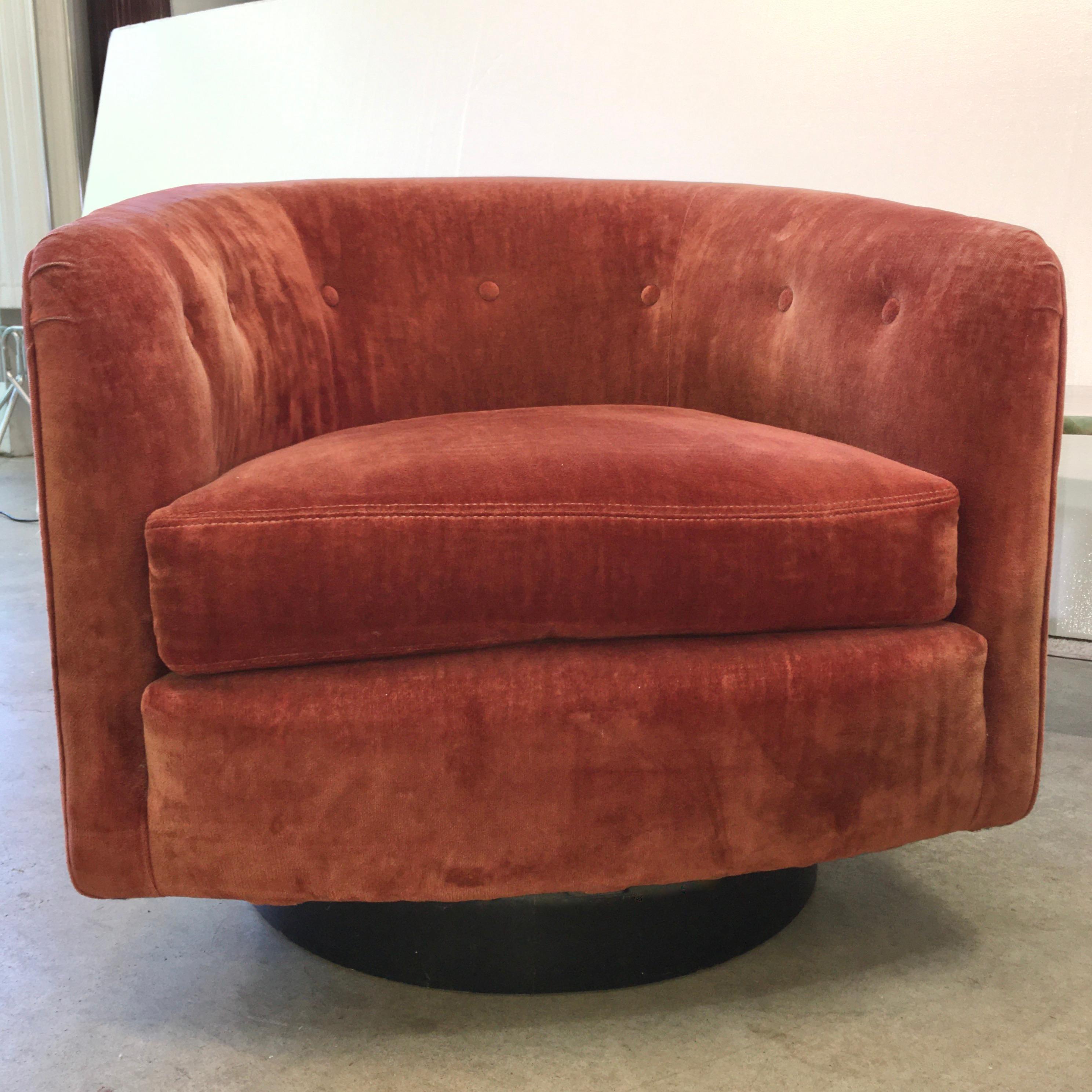 Mid-Century Modern Pair of Woodmark Originals Swivel Chairs Style of Milo Baughman