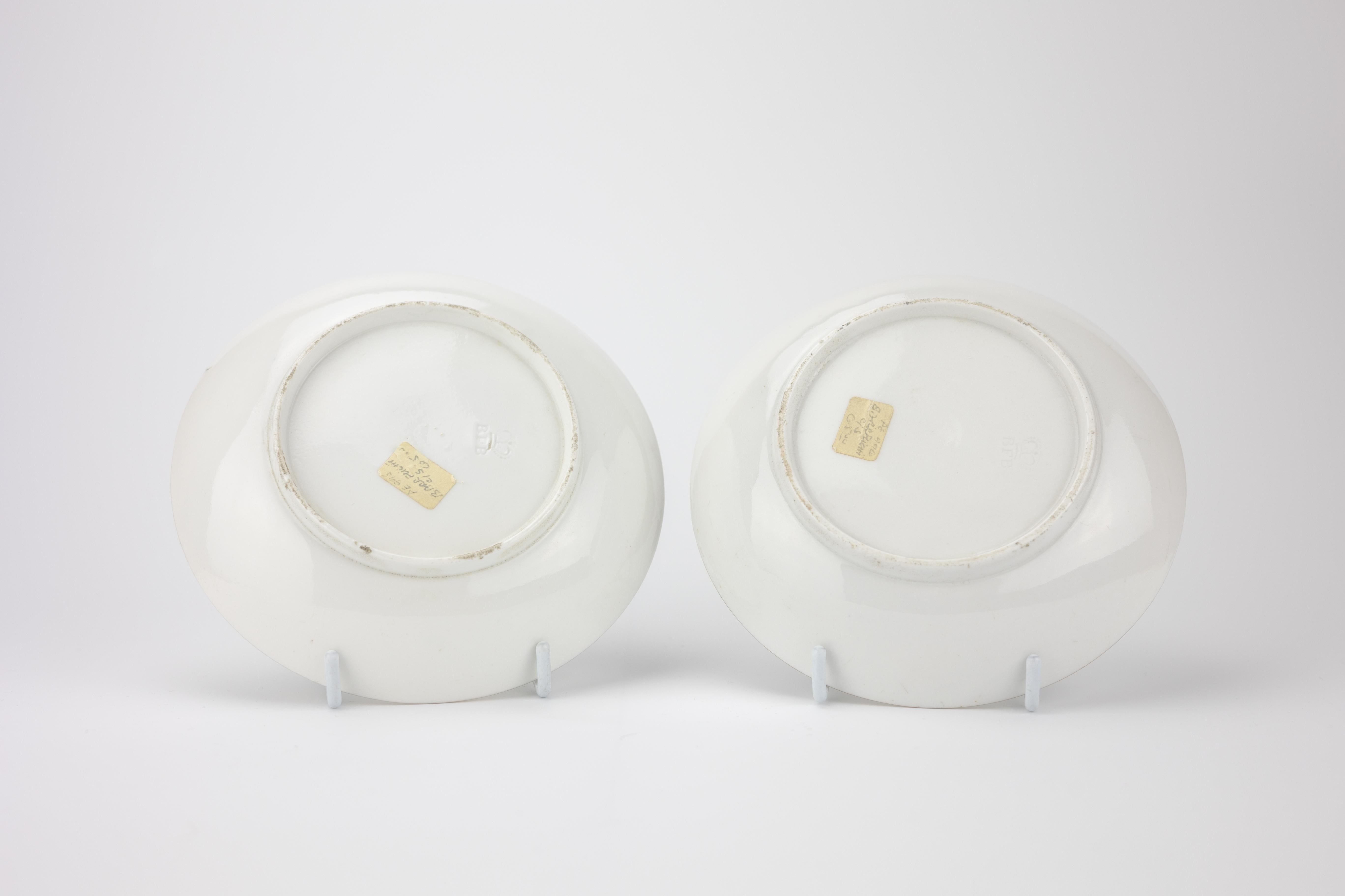 Pair of Worcester Barr Flight Barr Porcelain Saucers with Bat-Printed Shells In Excellent Condition For Sale In Fort Lauderdale, FL