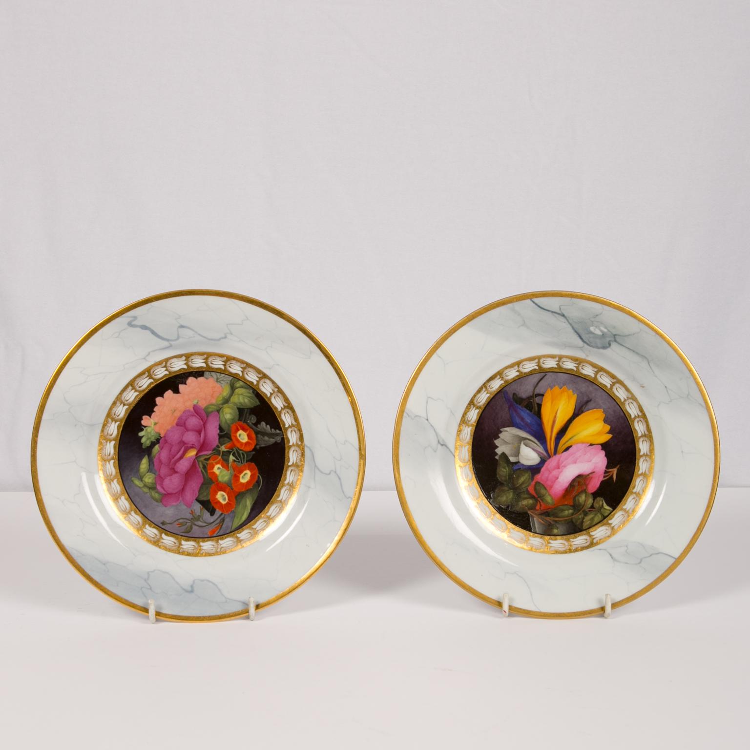 Porcelain Pair of Worcester Marbled Plates with Flowers Made in England Circa 1810 For Sale