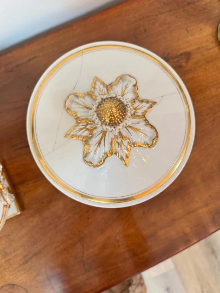 English Pair of Worcester Porcelain Covered Fruit Coolers Circa 1813 For Sale