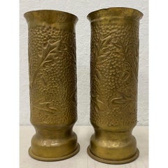 Pareja de jarrones de latón de la Primera Guerra Mundial con arte de trinchera, hacia 1918