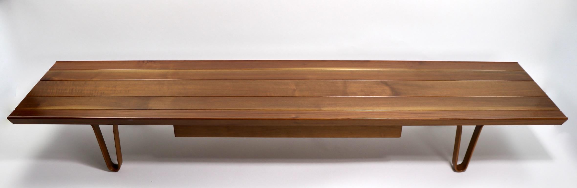 Sehr seltenes Paar Long John-Tische, entworfen von Edward Wormley für Dunbar. Beide wurden professionell aufgearbeitet, jede hat eine Schublade mit dem Classic gold D Dunbar Metallschild. Sie werden einzeln angeboten und bepreist, aber wir würden
