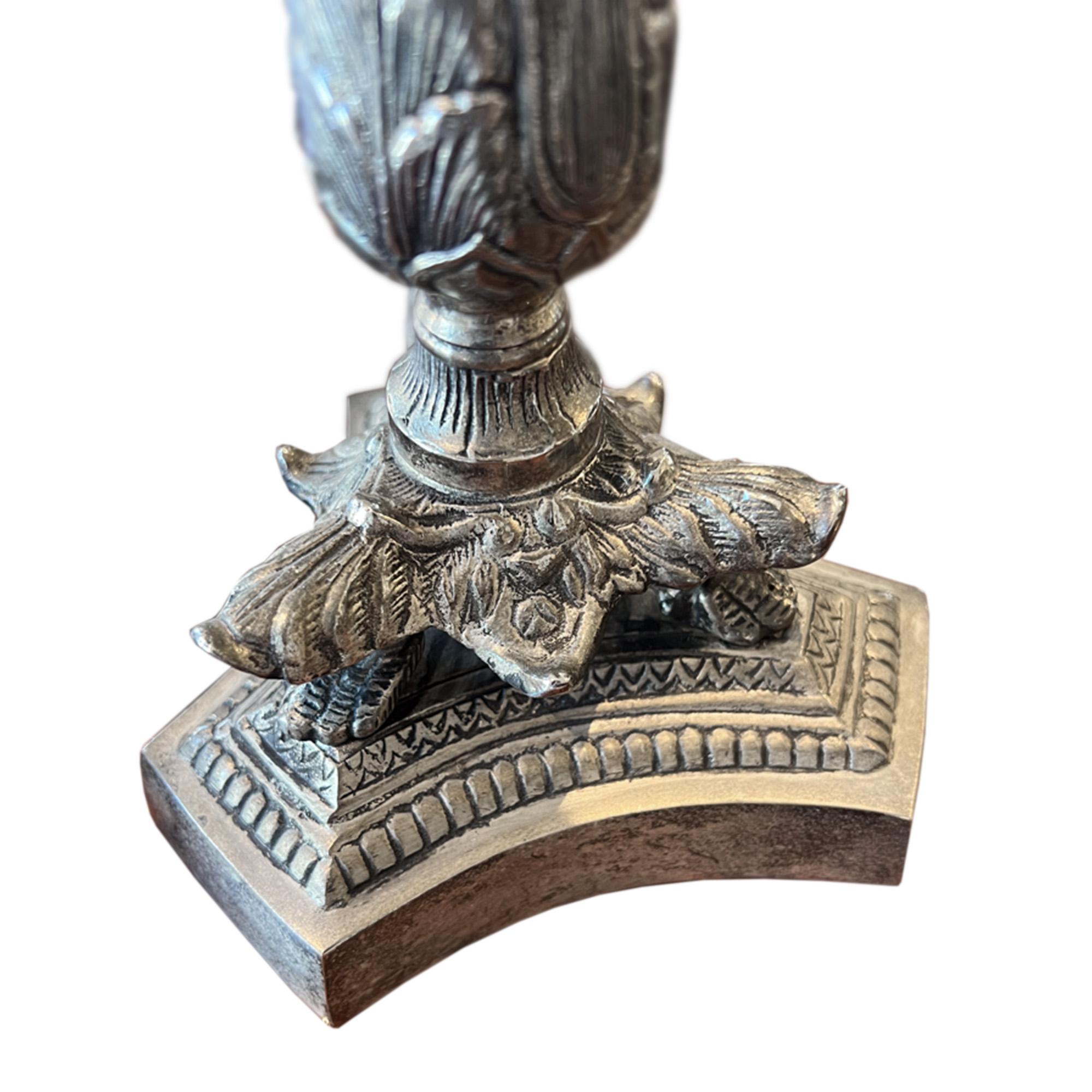 Questi candelieri decorativi sono stati realizzati in Inghilterra negli anni '70.

In stile neoclassico e realizzato con lastre d'argento - usurate in alcune aree.

Splendidamente decorato con foglie e una colonna affusolata. 

Perfetto per le feste