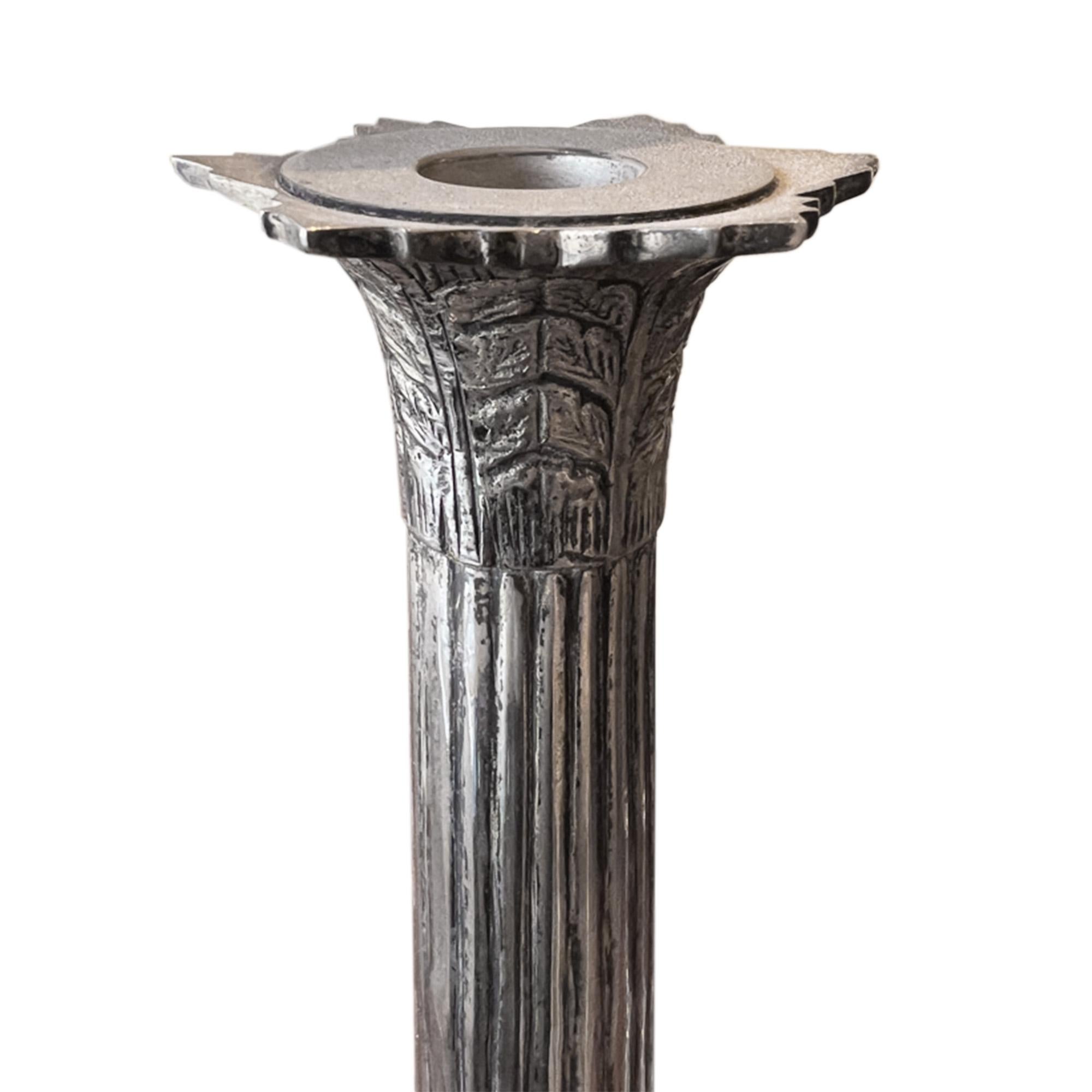 Britannico Coppia di candelabri in argento consumati (4 coppie disponibili) in vendita