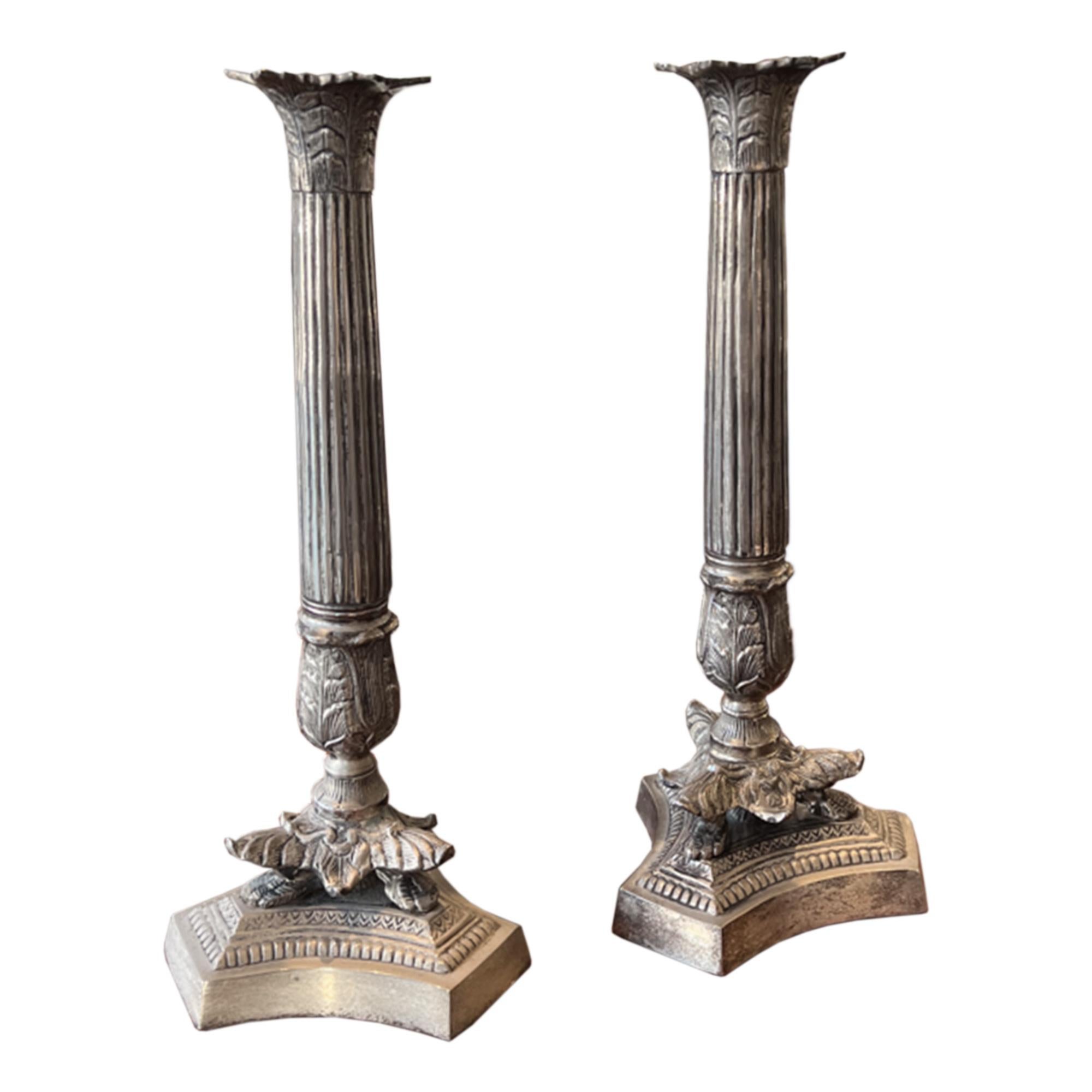 Placcato Coppia di candelabri in argento consumati (4 coppie disponibili) in vendita
