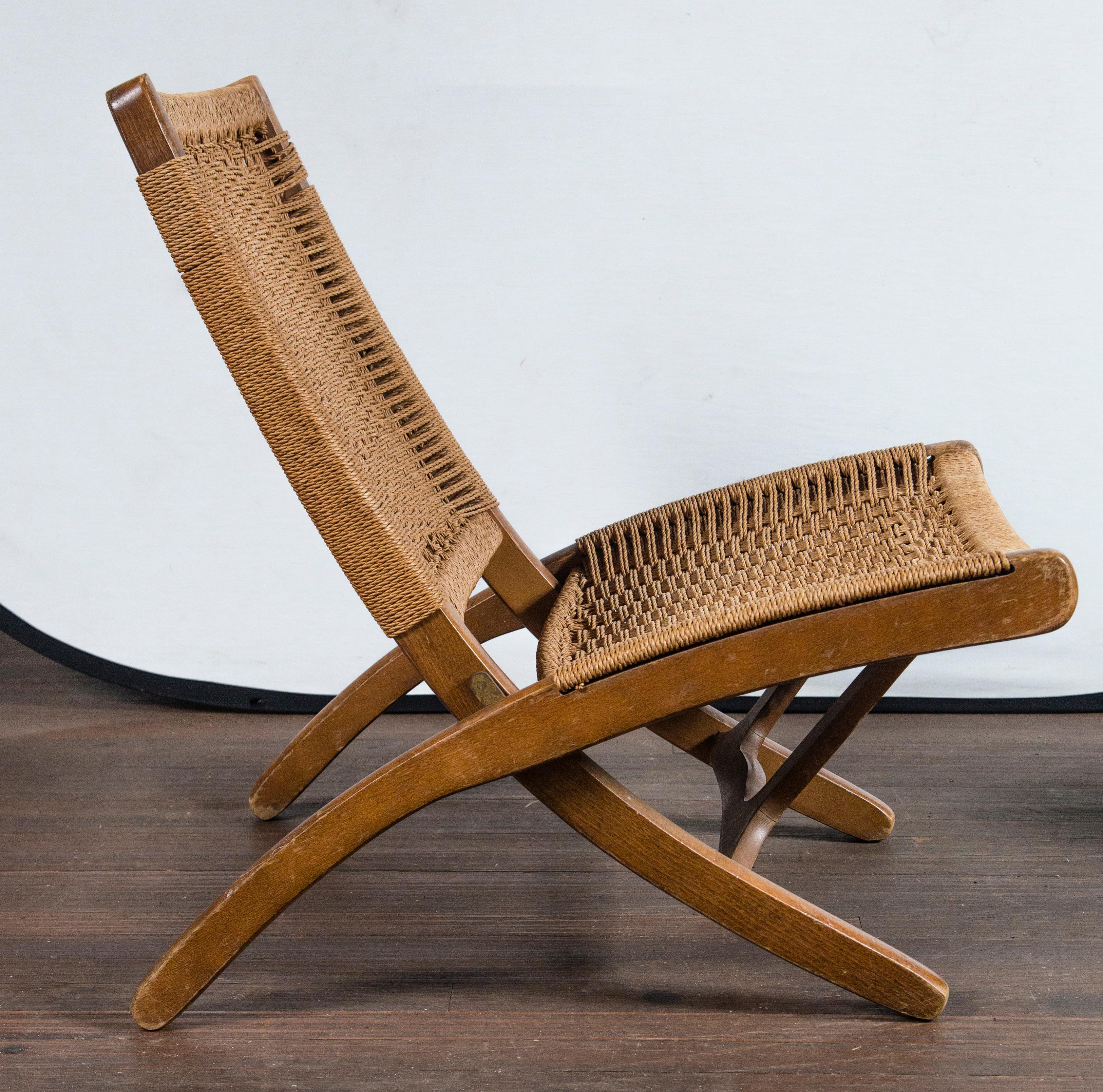 Pair of Woven Folding Chairs in the Style of Hans Wegner In Good Condition In Stamford, CT