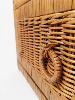 Pareja de Mesillas de noche / Mesillas de noche de mimbre y ratán tejido, Italia Años 70