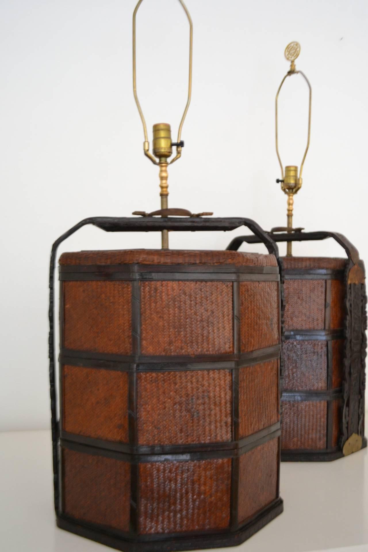 Pair of Woven Rattan Basket Tables Lamps (Asiatisch)