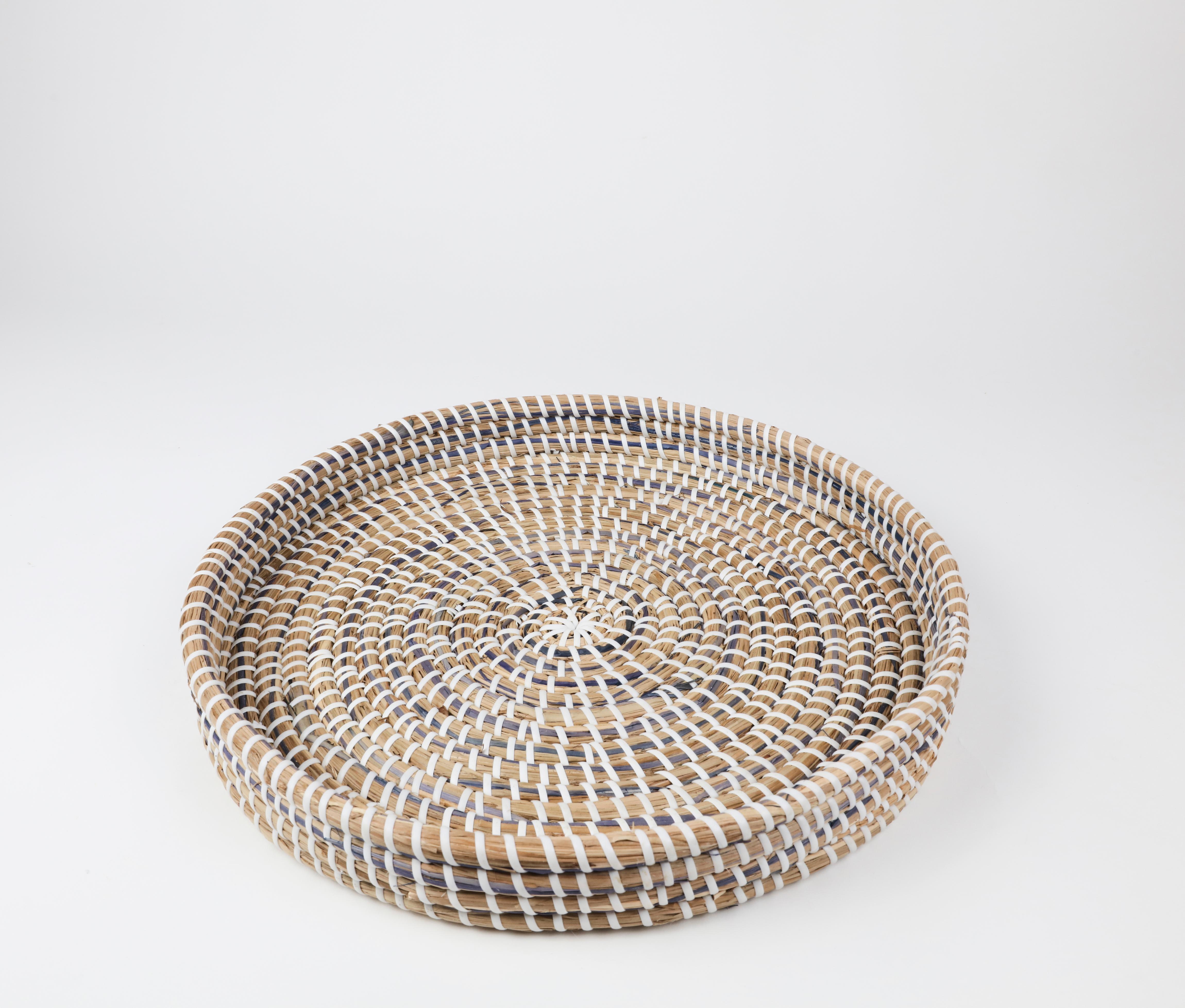 Pair of woven trays

Measures: 13.5