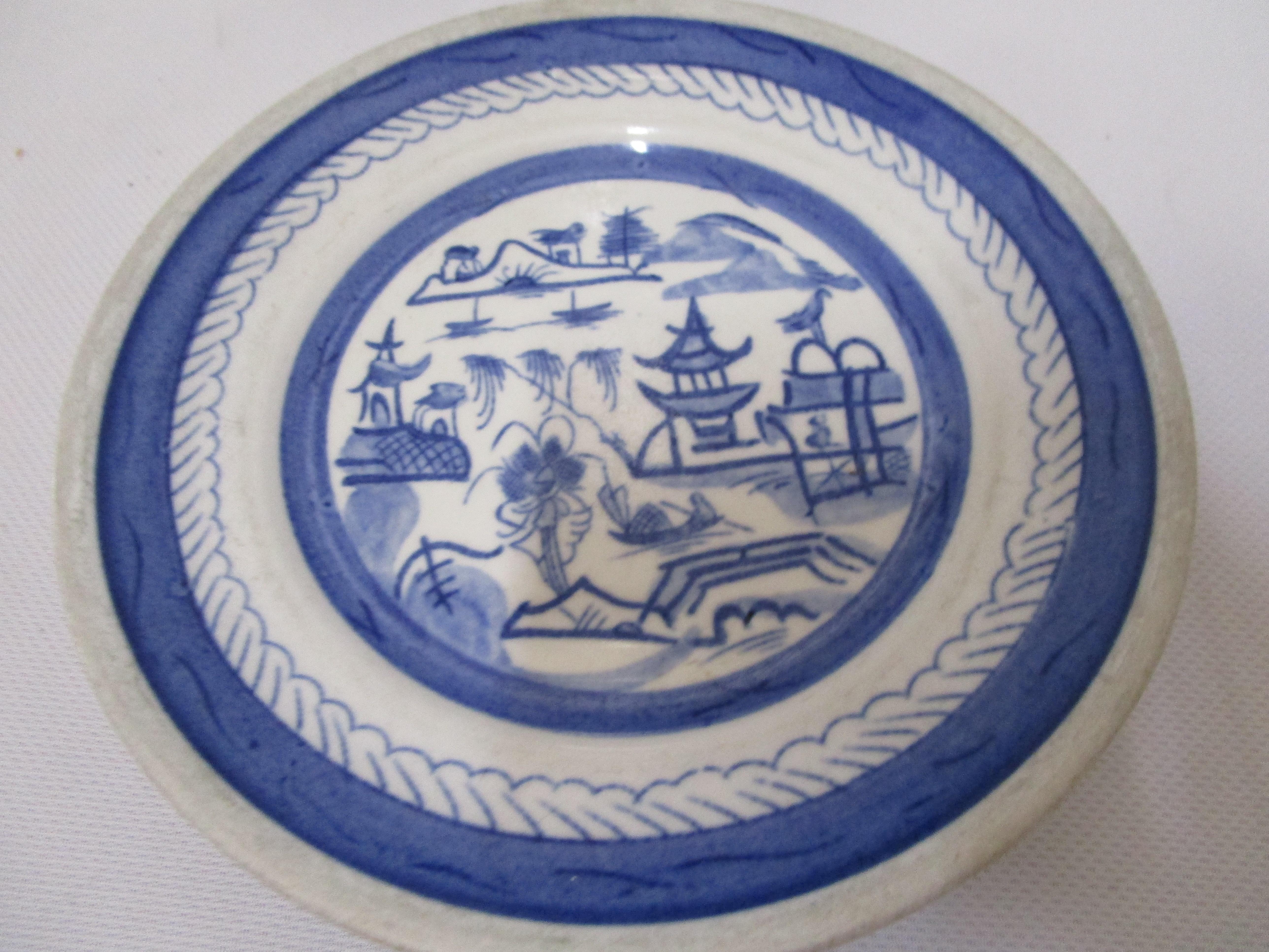 Cette paire d'assiettes Tynsdale et Wright, Van Roden, présente tous les éléments de la narration sur le saule bleu. 