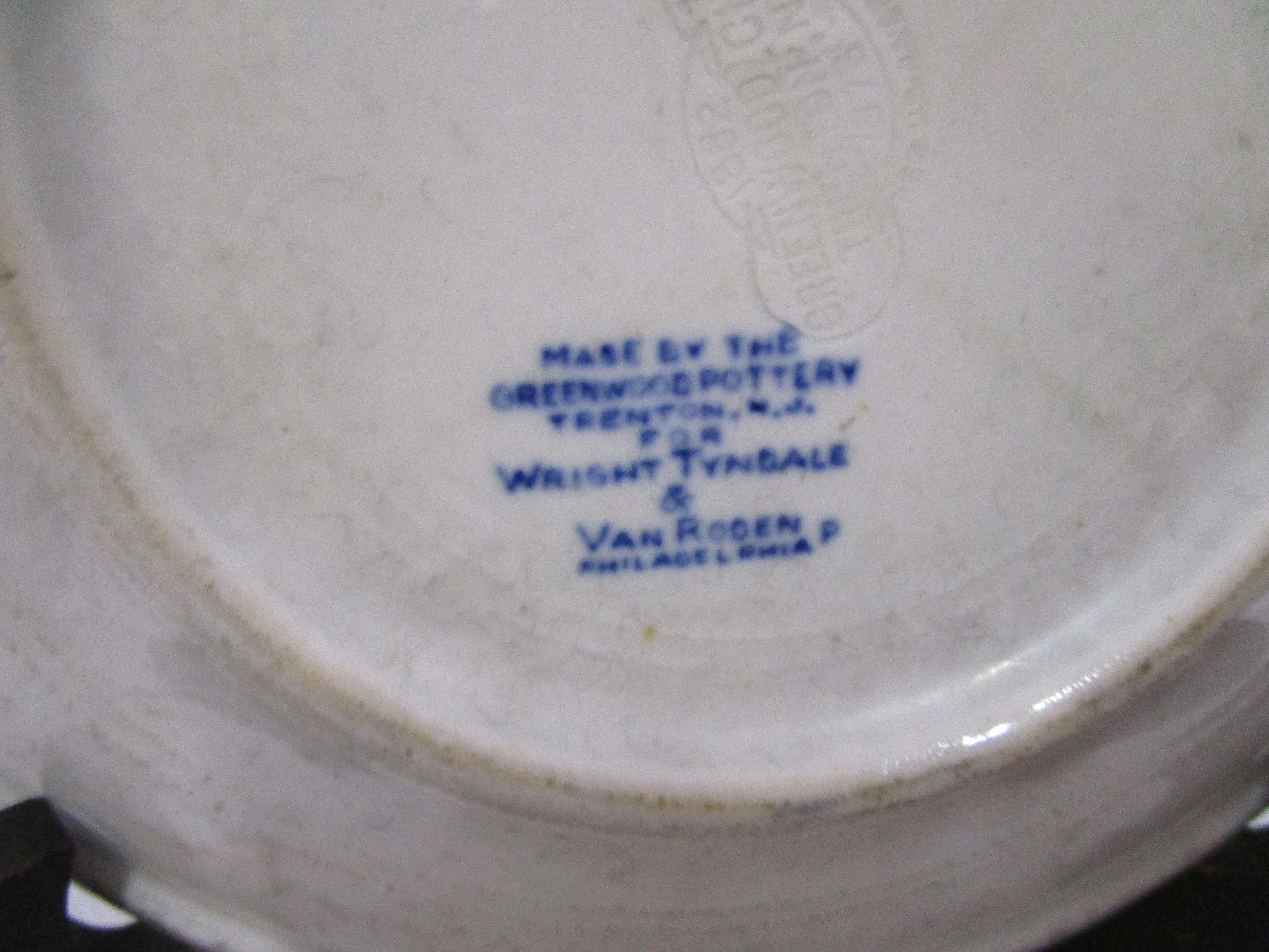 20ième siècle Paire d'assiettes à salade Wright Tynsdale Van Roden bleu en vente