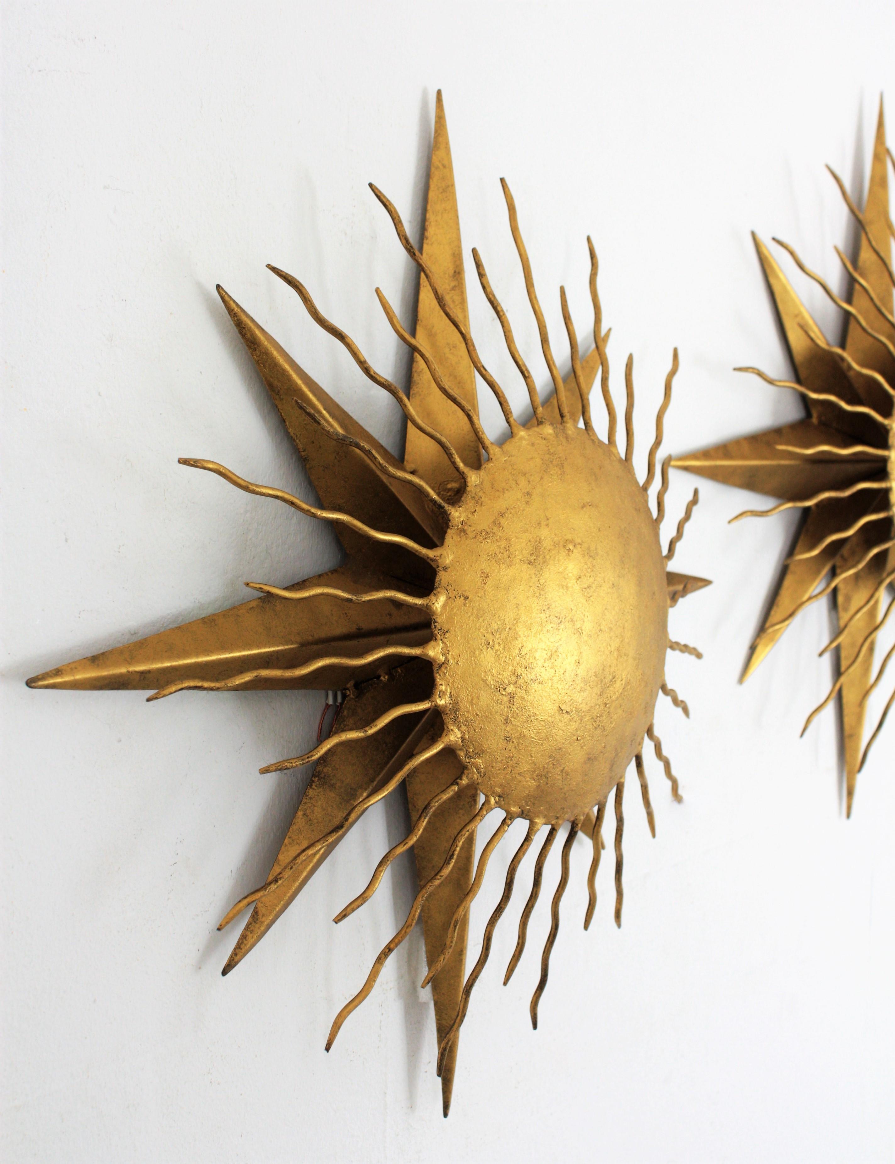 Pair of Wrought Gilt Iron Starburst Sunburst Wall Light Fixtures, Spain 1950s In Excellent Condition In Barcelona, ES