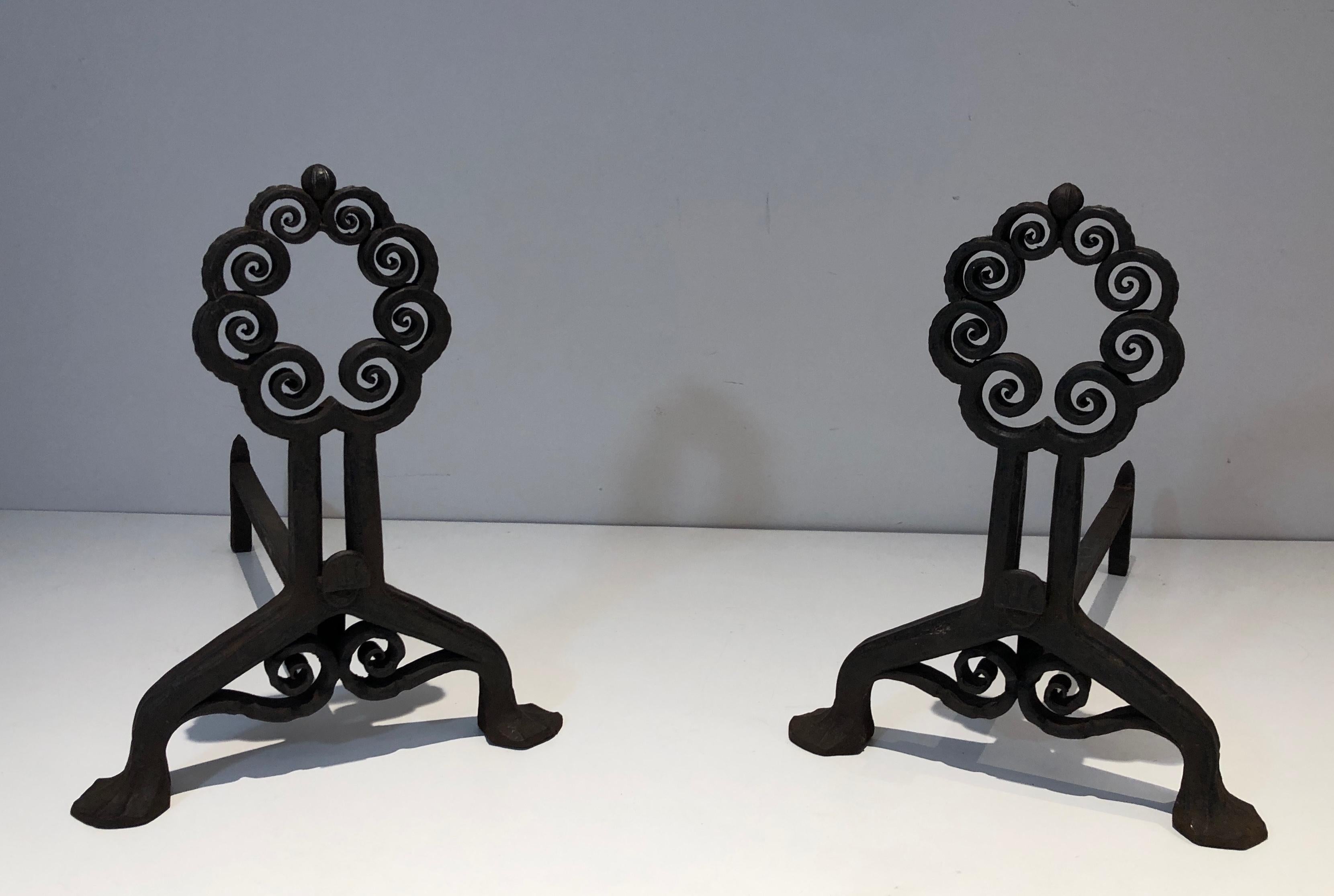 Cette belle et très intéressante paire de chenets est réalisée en fer forgé et martelé. Il s'agit d'une œuvre suisse de la période Art Nouveau, signée Wanner Geneva. Circa 1900