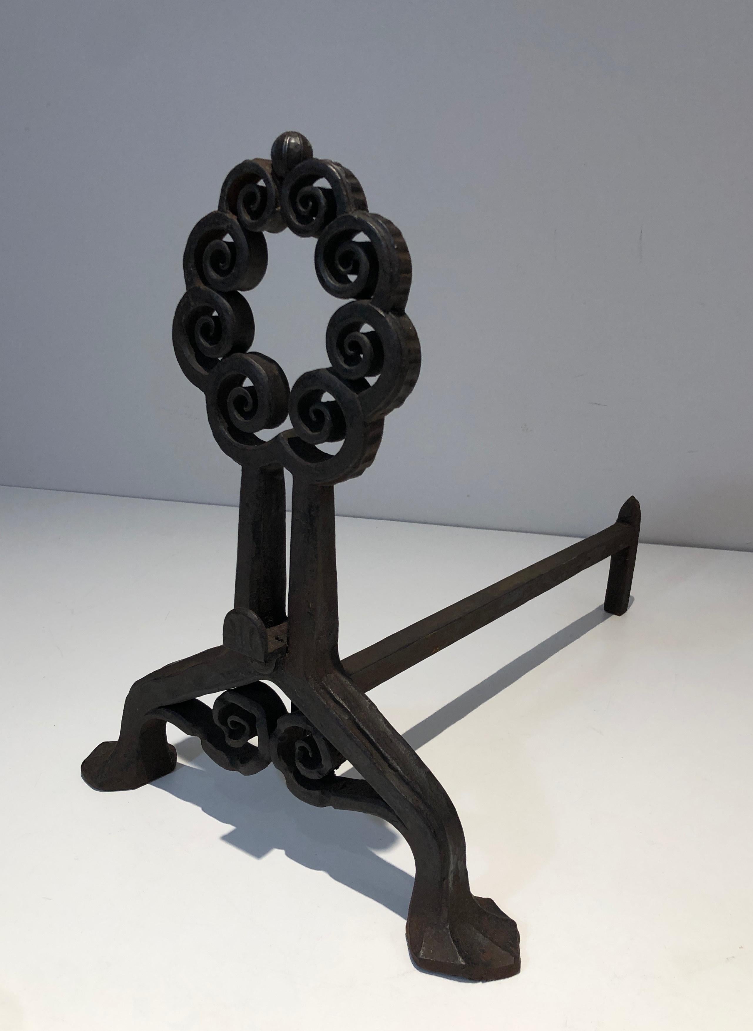 Début du 20ème siècle Paire de chenets en fer forgé et Hammer. Art nouveau. Signé Wanner Genneva en vente