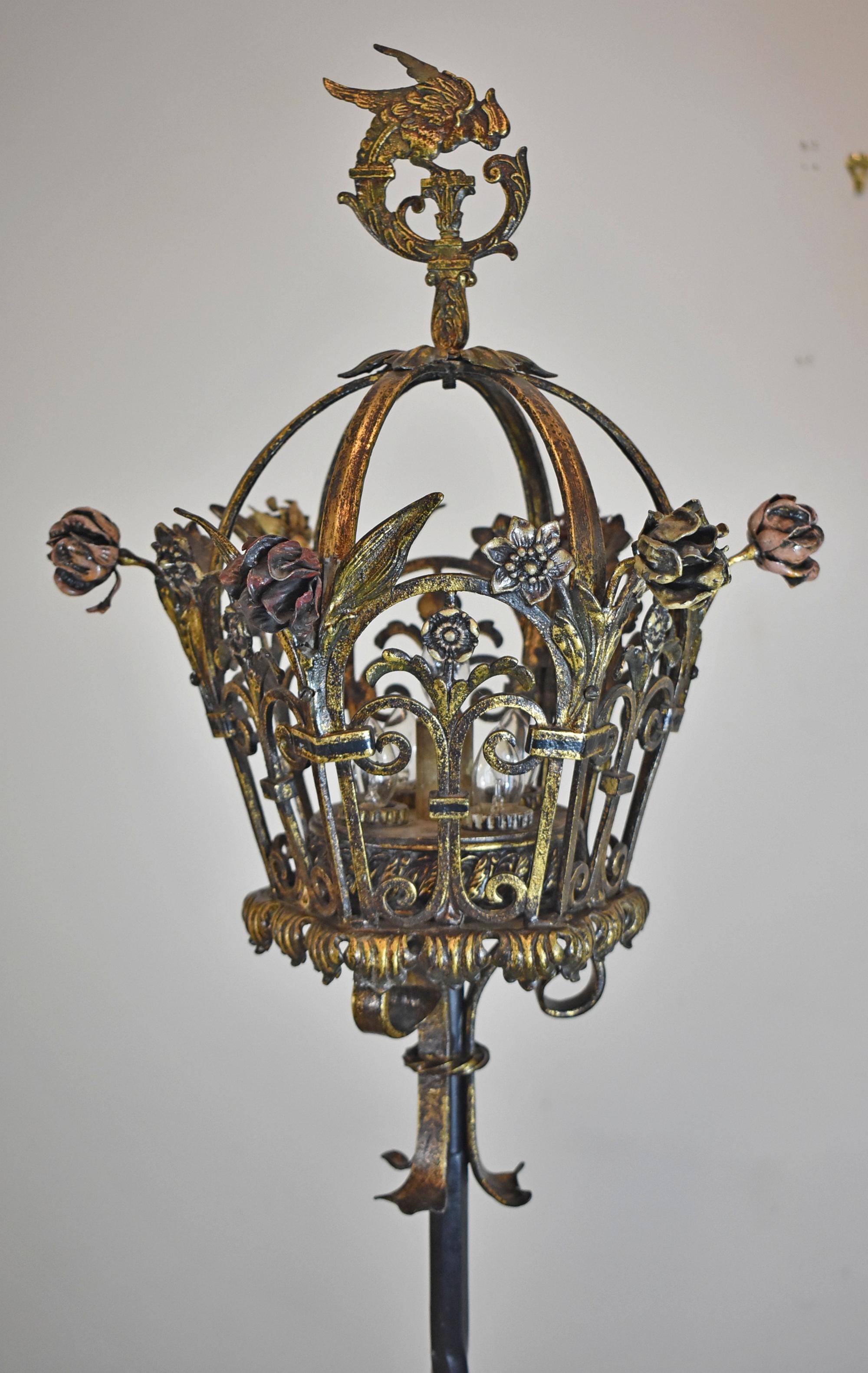 Art nouveau Paire de torchères en fer forgé des années 1920, détails floraux émaillés en vente