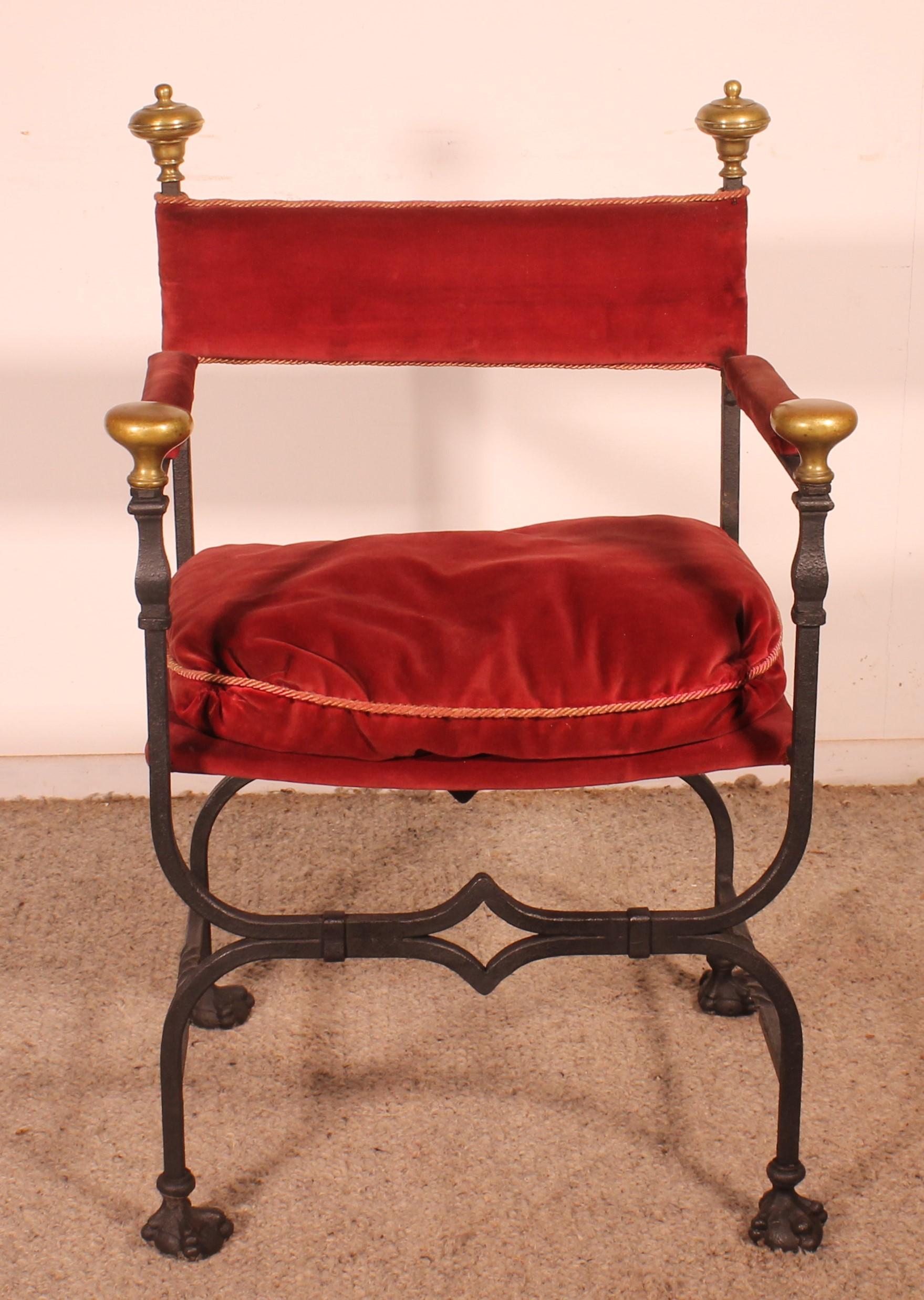 Splendida coppia di poltrone Curule in ferro battuto e bronzo
Coppia molto elegante in ferro battuto di ottima qualità.
I braccioli e lo schienale sono decorati con toupilles e sfere in bronzo dorato.

Una base molto bella che termina con gli