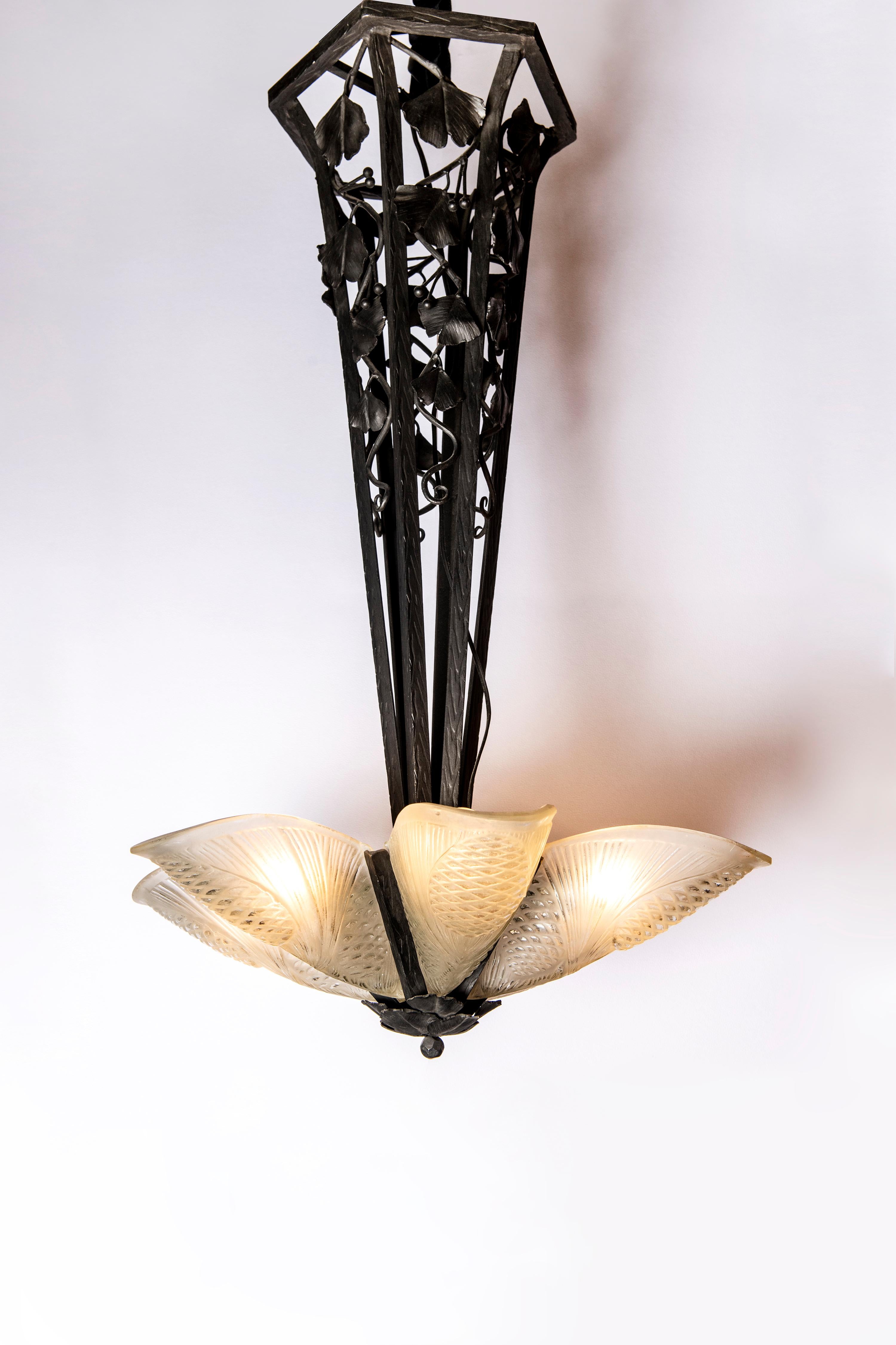 Pair of wrought iron and Savino glass chandelier, France, circa 1930.
Glass signed Savino.