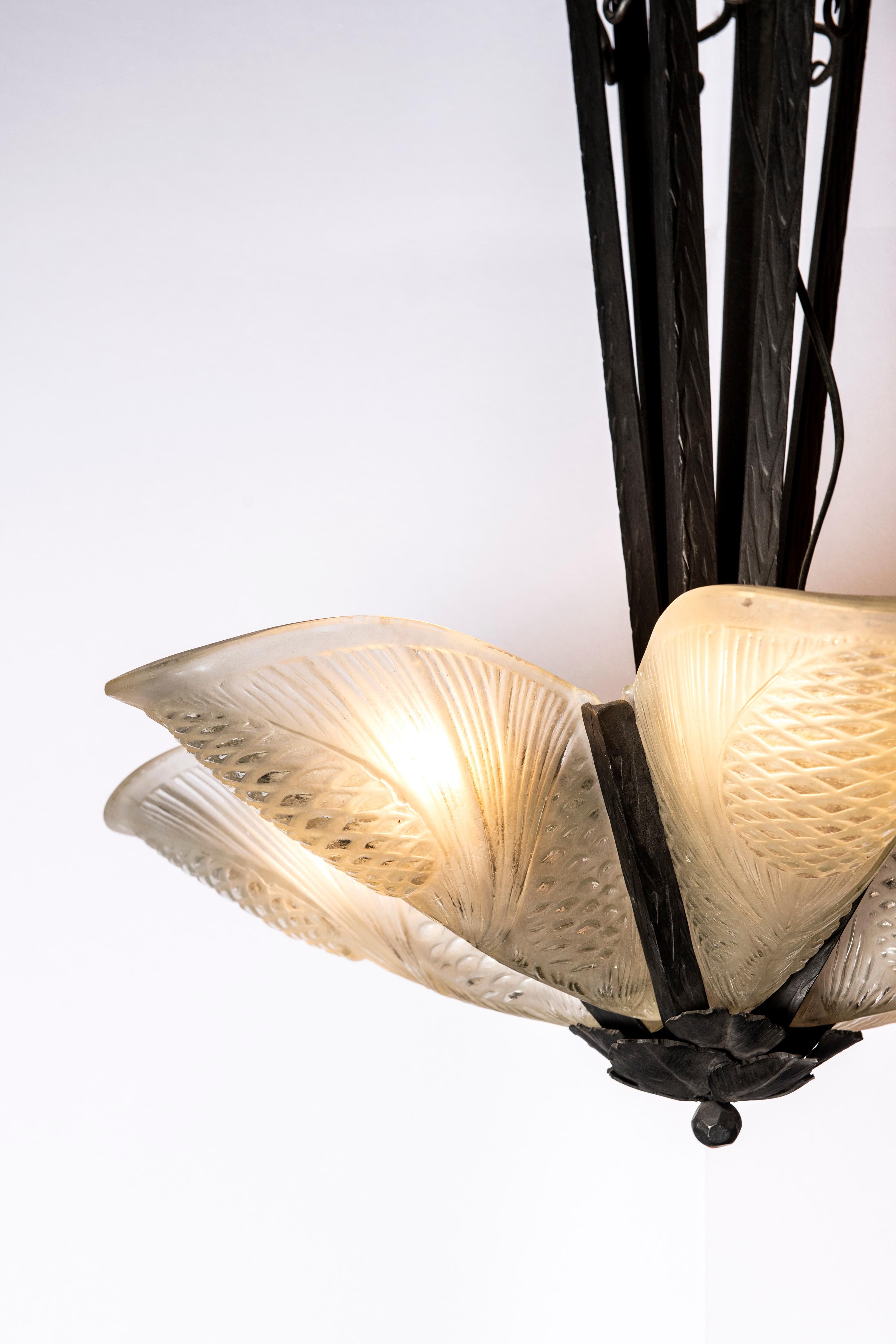 Art Déco Coppia di lampadari in ferro battuto e vetro di Savino, Francia, 1930 circa in vendita