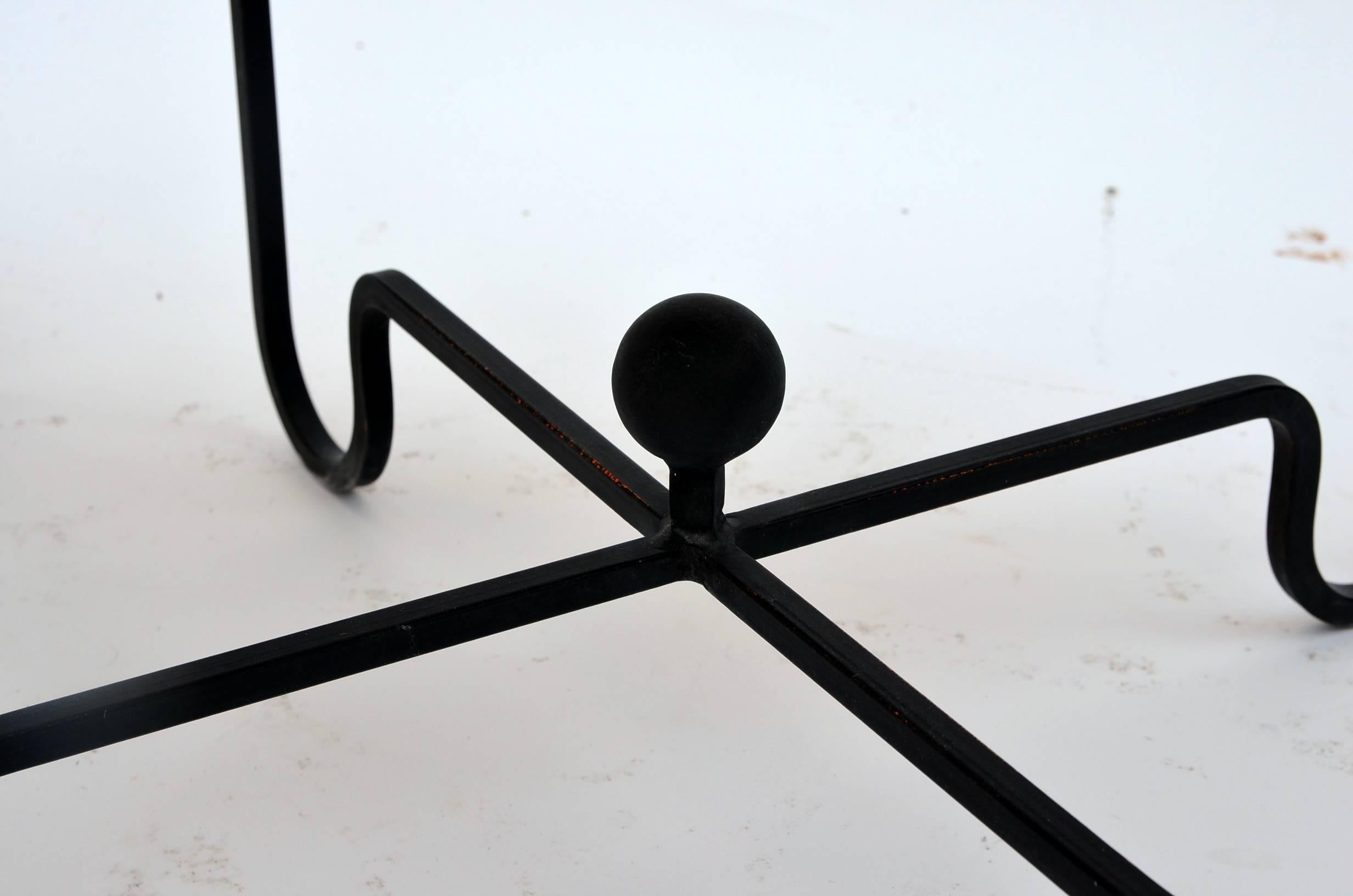 Poli Paire de tables d'appoint 'Entretoise' en fer forgé et travertin par Design Frères en vente