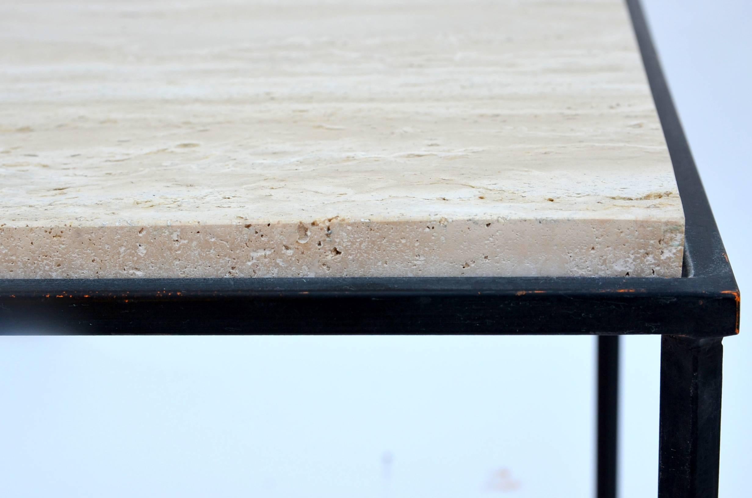 Paire de tables d'appoint 'Entretoise' en fer forgé et travertin par Design Frères Neuf - En vente à Los Angeles, CA