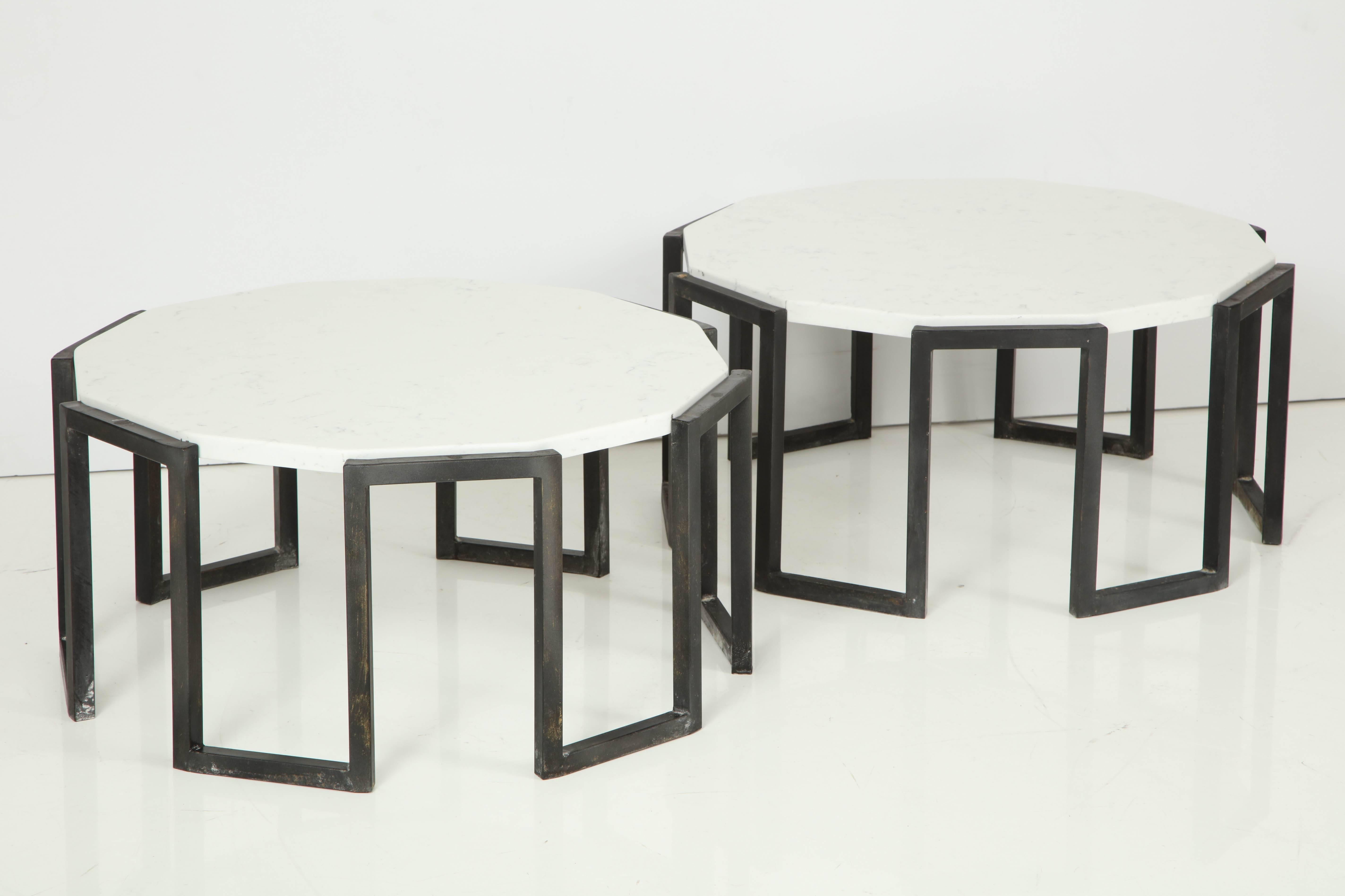 Elegant pair of crenelated tables, patinated wrought iron and travertine, France, mid-1950s.
Price for one.