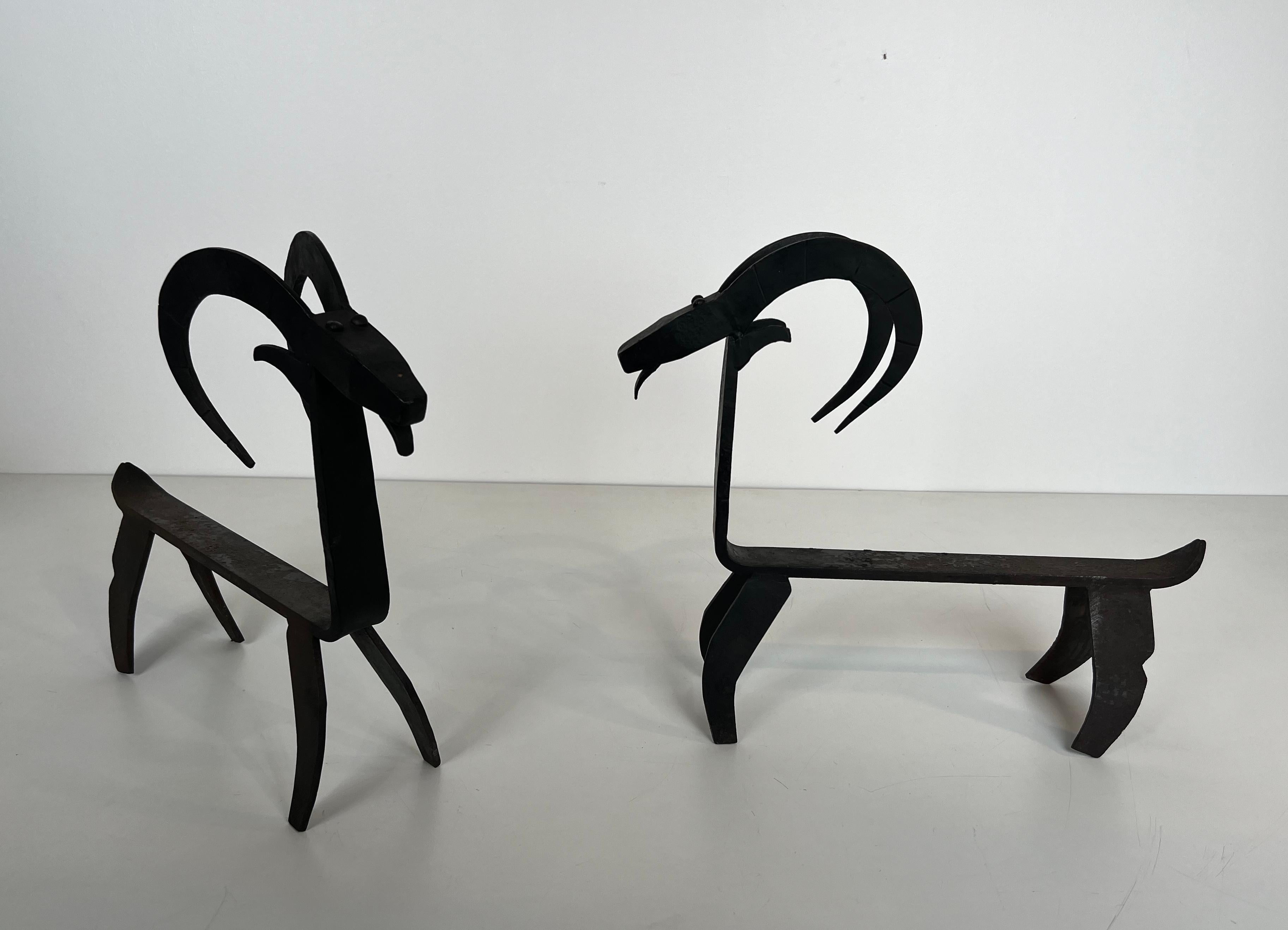 Mid-Century moderno Coppia di androni in ferro battuto raffiguranti una capra in stile Edouard Schenck in vendita