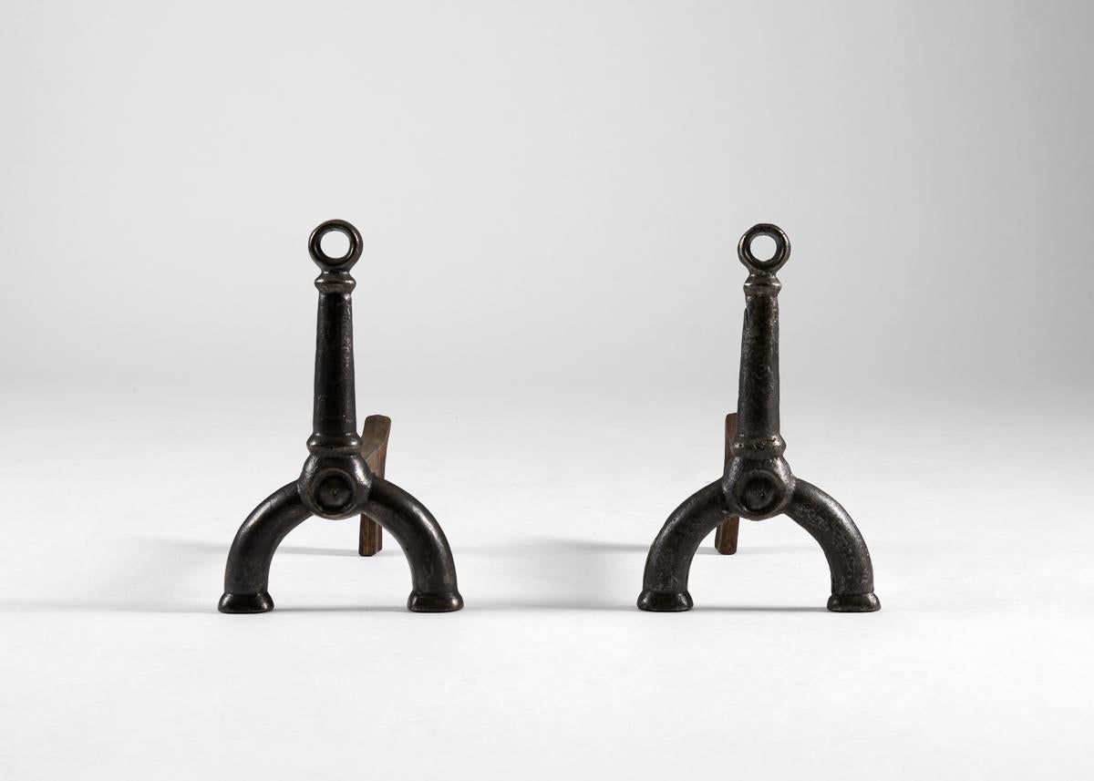 Probabilmente risalenti al movimento Arts and Crafts americano, ognuno di questi candelabri in ferro battuto presenta un anello in cima al montante e poggia su due robuste gambe anteriori ricurve e animalesche. Il numero 15 è impresso su ogni gamba