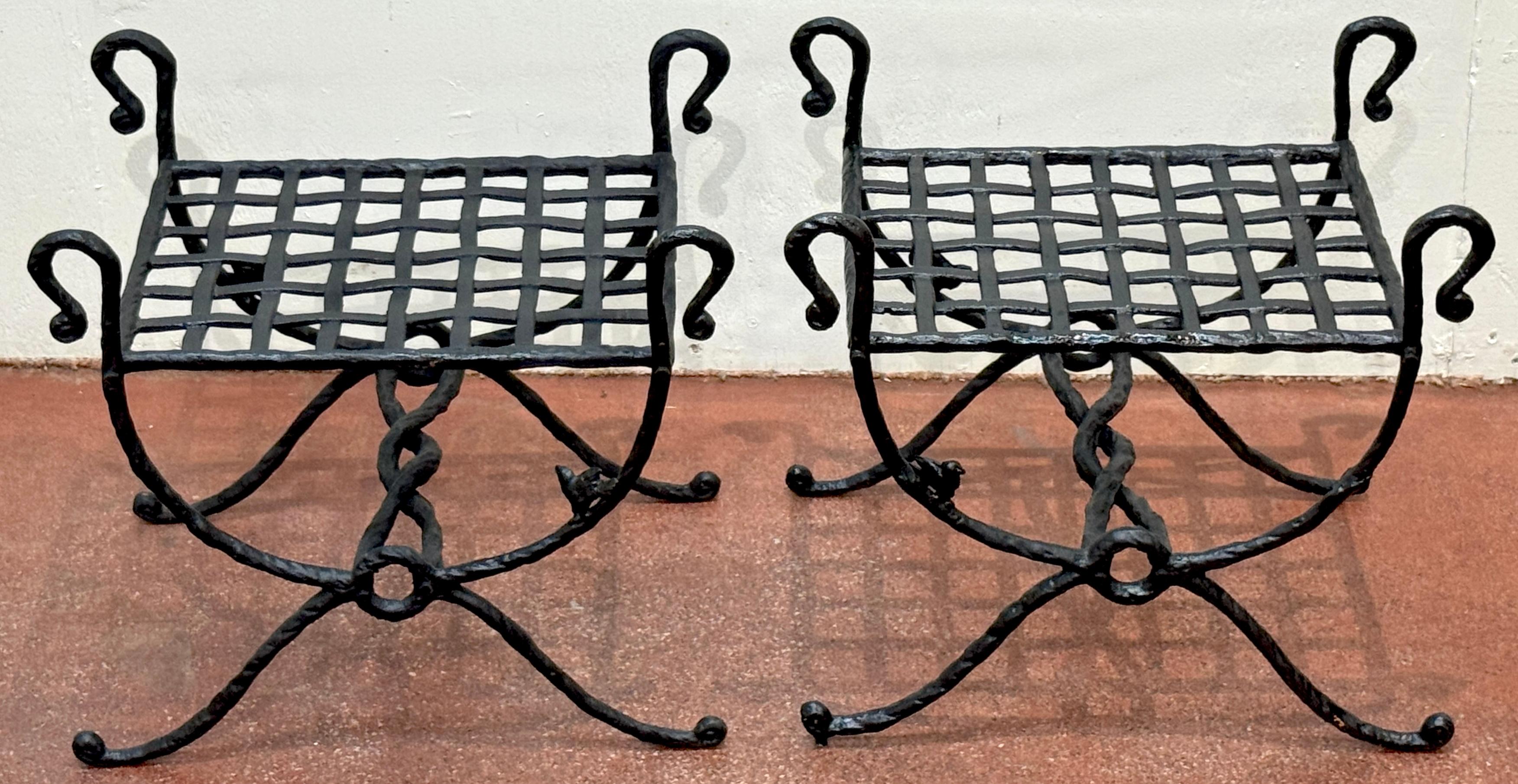 Paire de bancs en fer forgé attribués à Ilana Goor, Israël, vers les années 1980

Cette paire de bancs sculpturaux en fer forgé est attribuée à l'artiste et designer israélienne Ilana Goor. Sa forme et son matériau sont remarquables. D'une