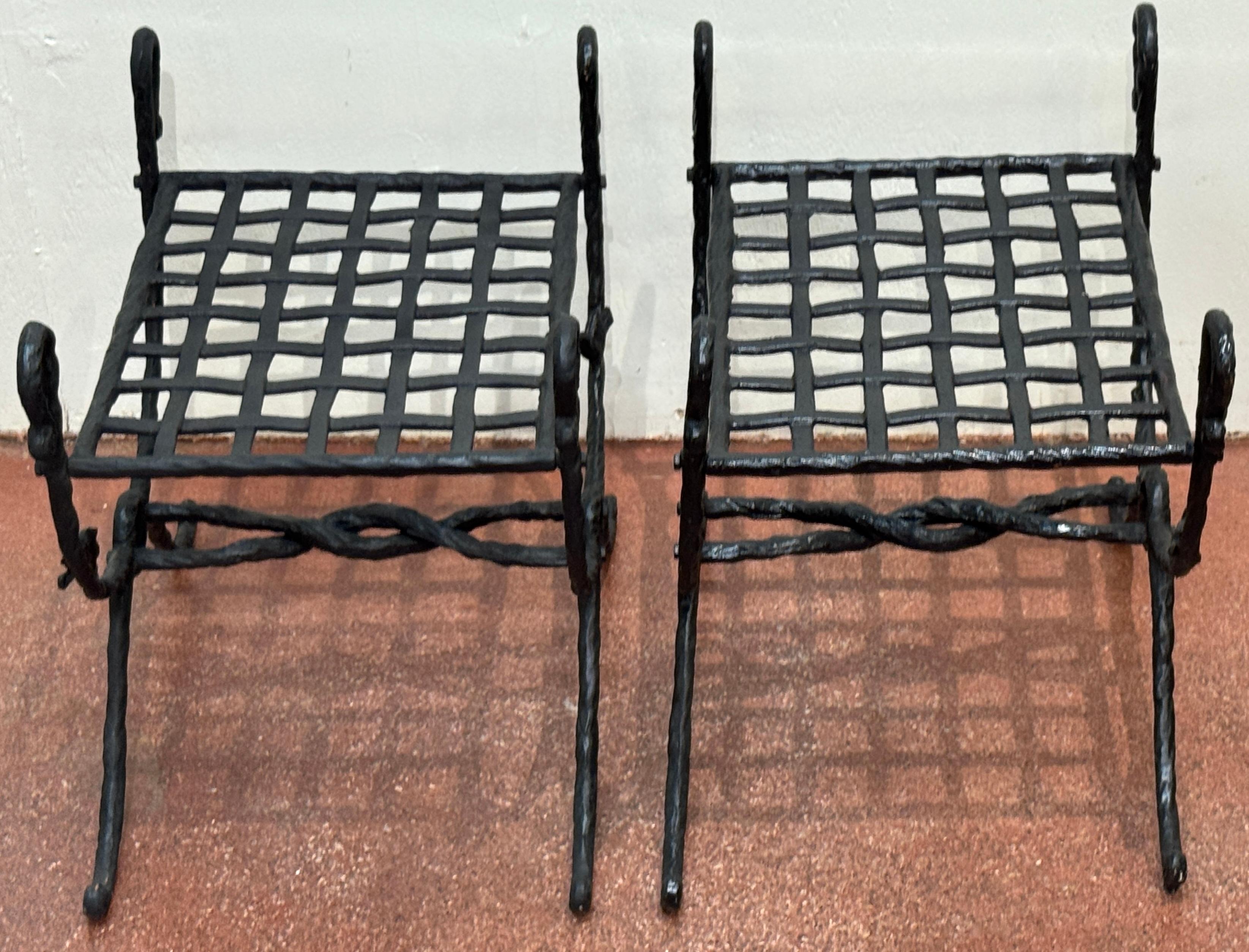 Moderne Paire de bancs en fer forgé attribués à Ilana Goor en vente