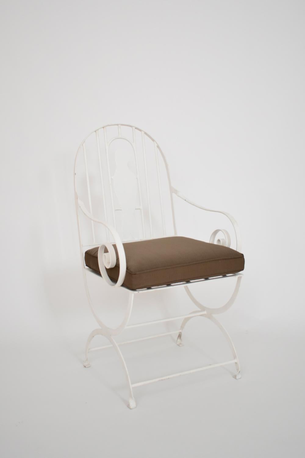 Pair of wrought iron birds chairs with arms making a spiral and the back representing a bird in a cage, 1960s.