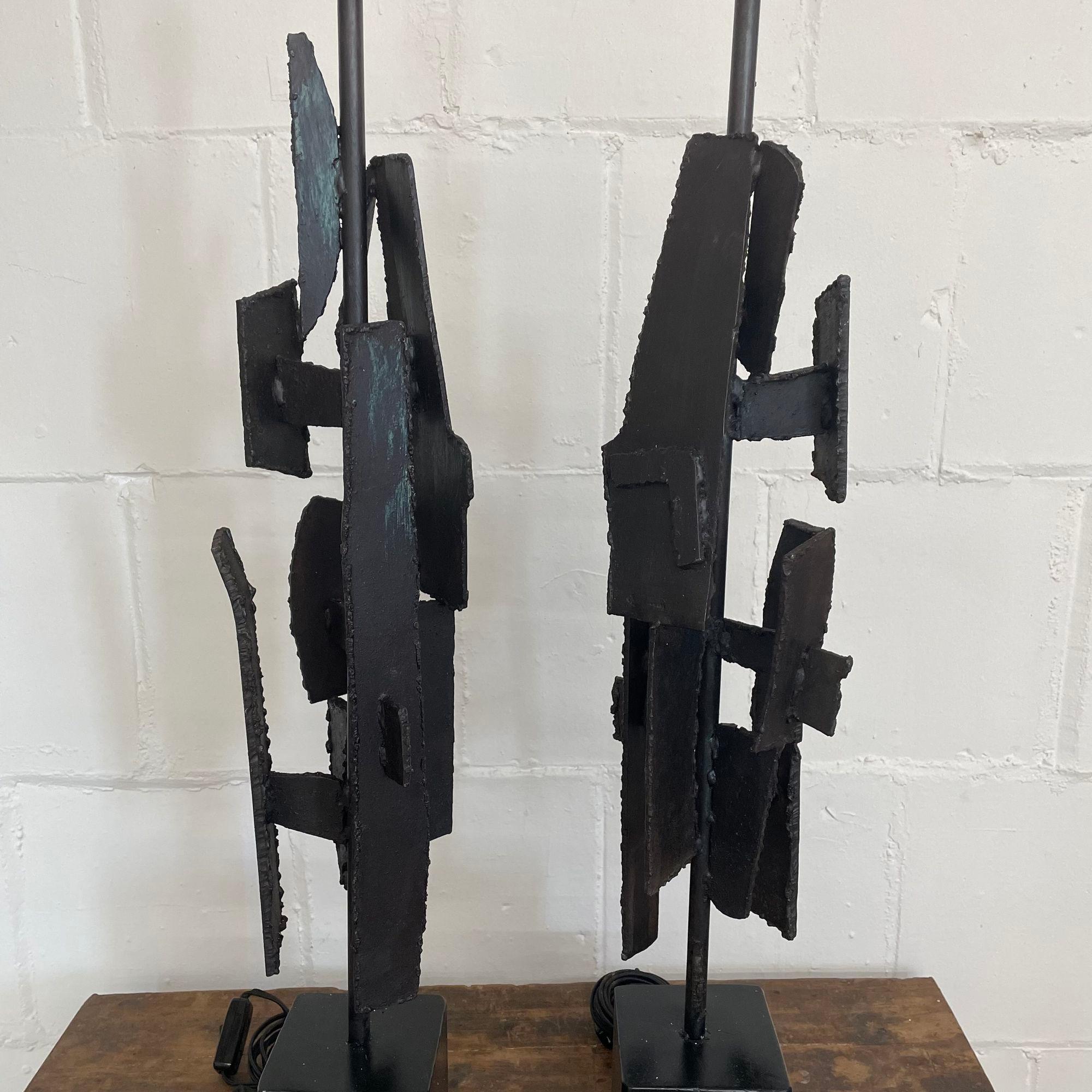 Pair of Wrought Iron Brutalist Style Mid-Century Modern Table Lamps, Evans Style In Good Condition For Sale In Stamford, CT