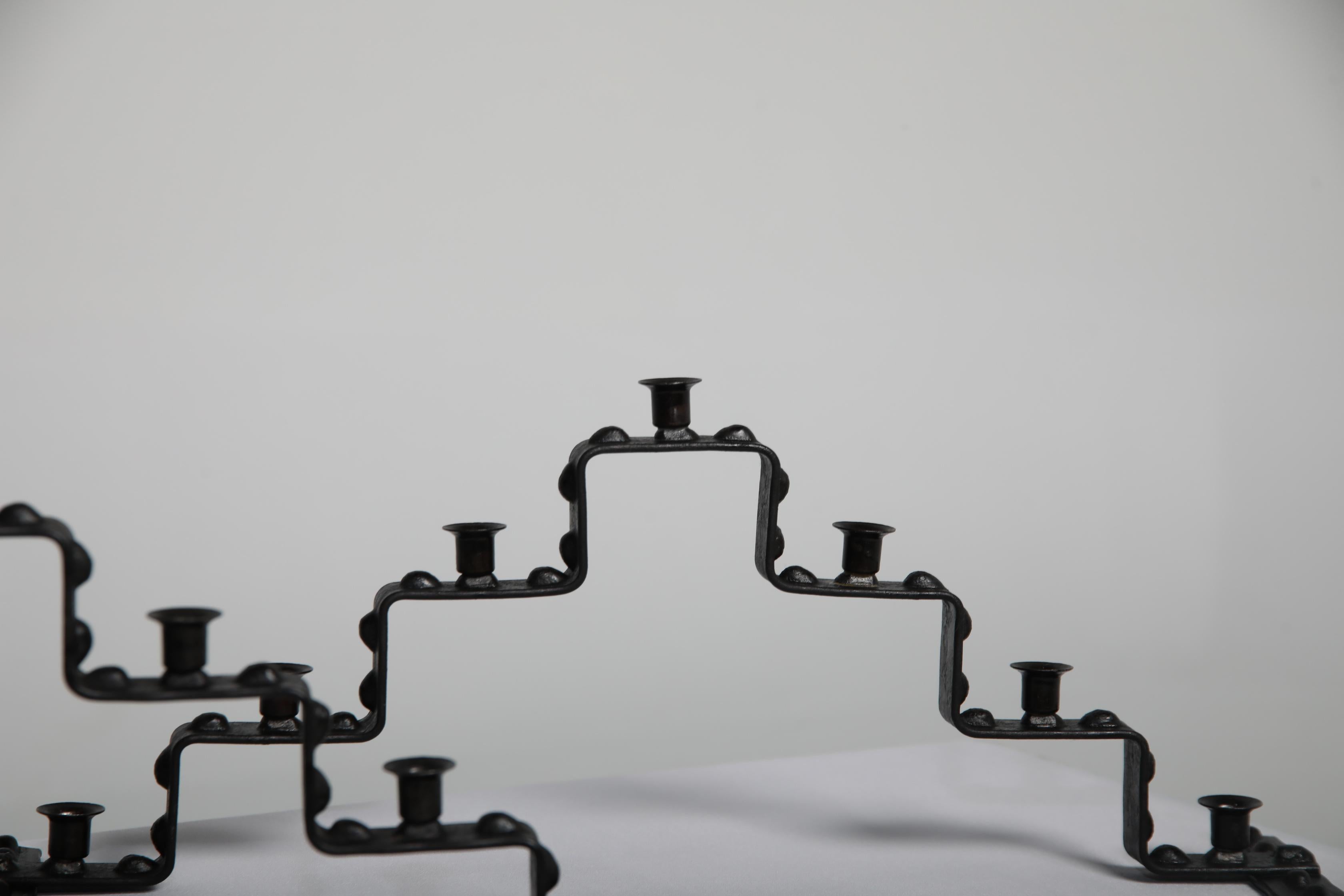 Scandinavo moderno Coppia di portacandele in ferro battuto, inizio XX secolo in vendita