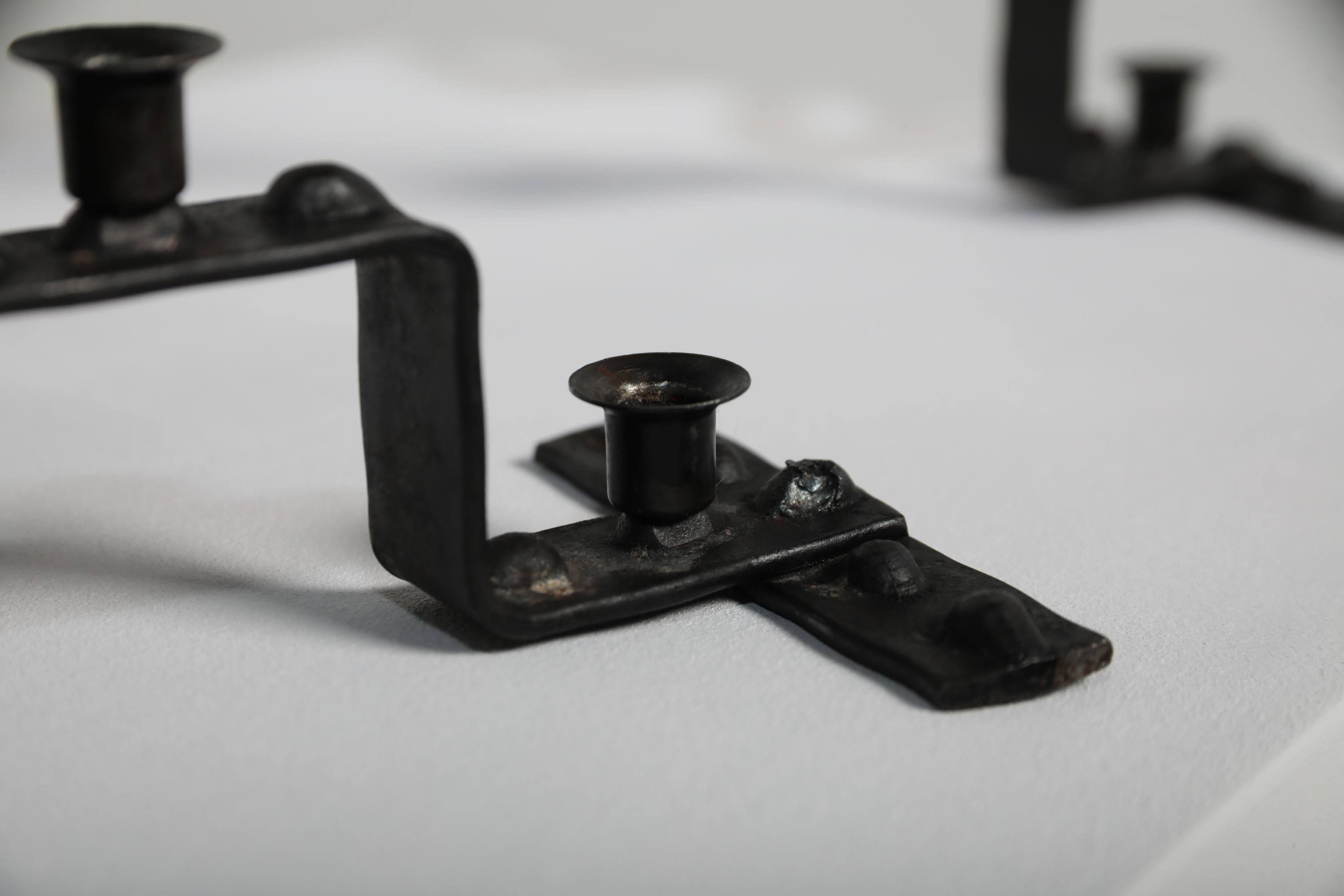 Svedese Coppia di portacandele in ferro battuto, inizio XX secolo in vendita