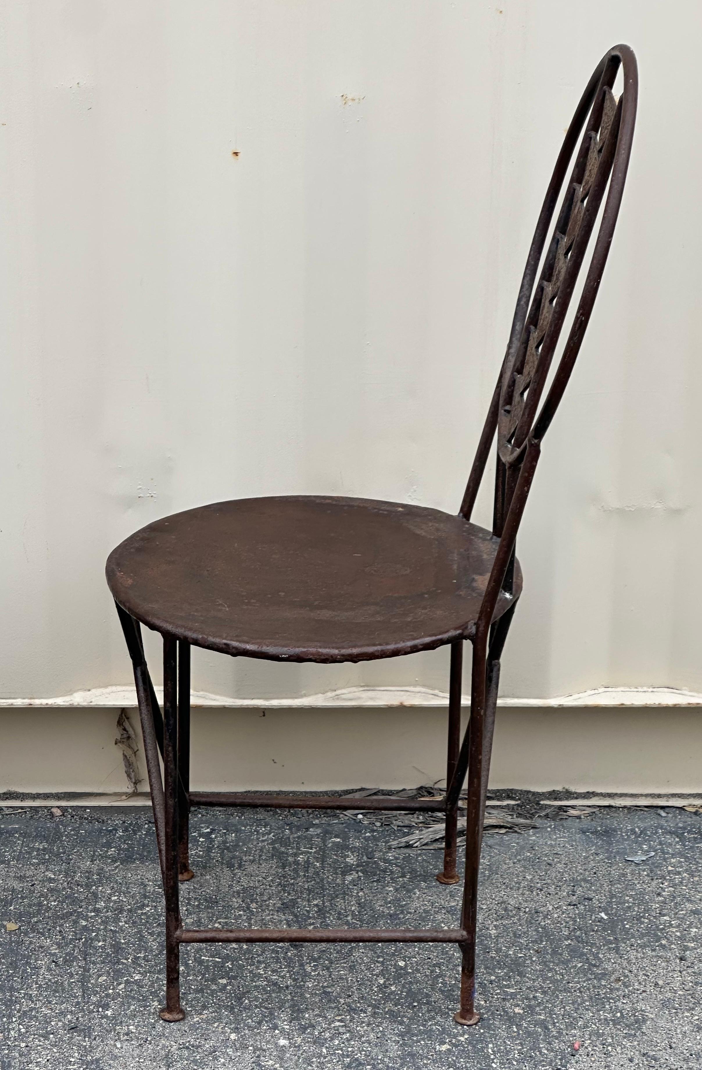 Pareja de sillas de hierro forjado  al estilo de la Silla Midway de Frank Lloyd Wright en venta 3
