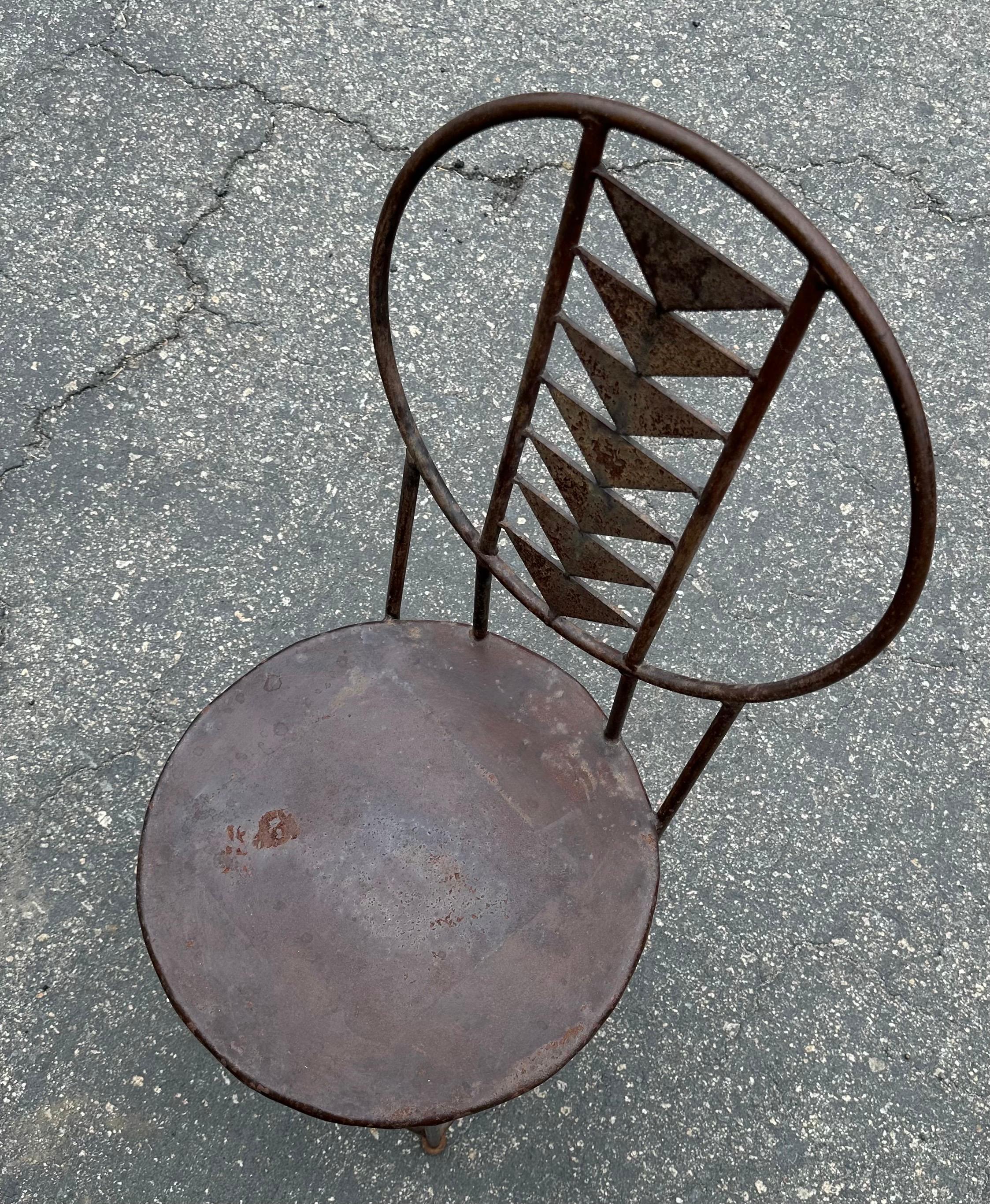 Pareja de sillas de hierro forjado  al estilo de la Silla Midway de Frank Lloyd Wright en venta 8