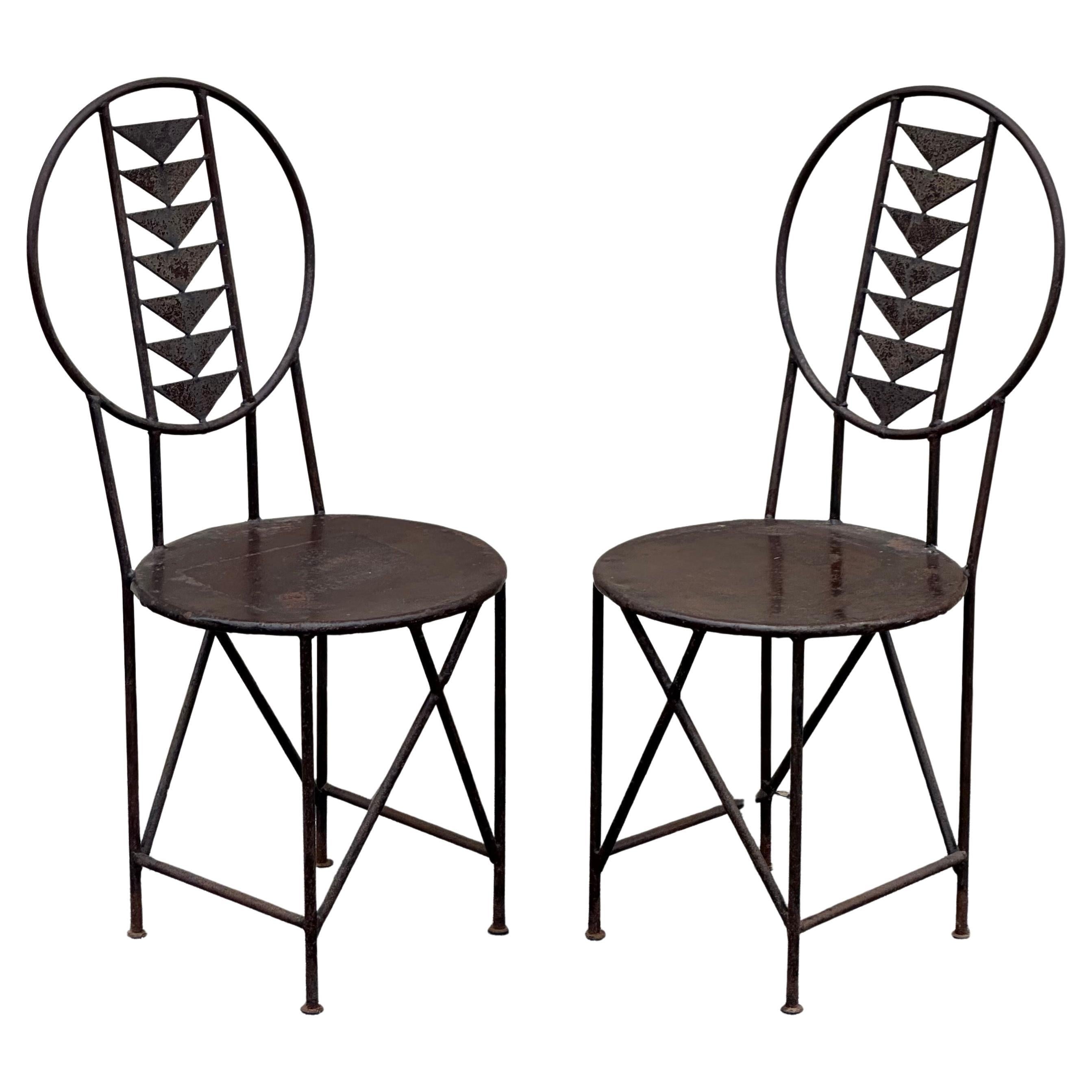 Pareja de sillas de hierro forjado  al estilo de la Silla Midway de Frank Lloyd Wright Escuela de la pradera en venta