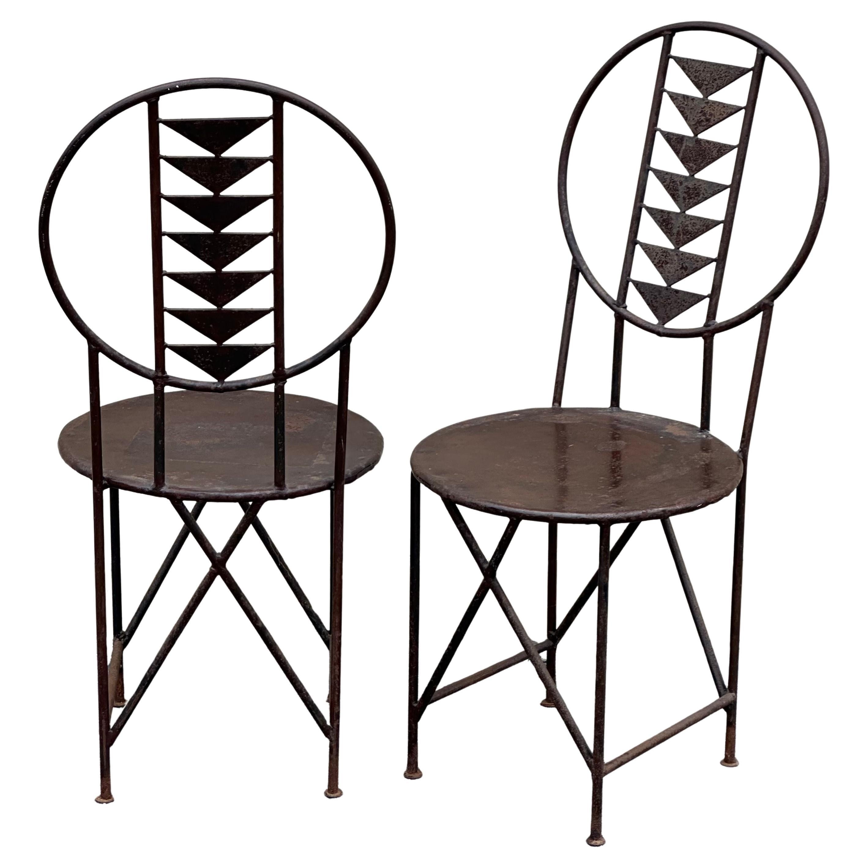 Pareja de sillas de hierro forjado  al estilo de la Silla Midway de Frank Lloyd Wright Estadounidense en venta